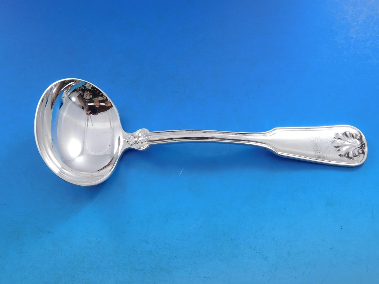 Shell & Thread è stato introdotto per la prima volta da Tiffany nel 1905. Il suo design è tipico dei modelli realizzati in Inghilterra durante il lungo regno di Re Giorgio III. I bordi rialzati, che accentuano la classica forma a violino del