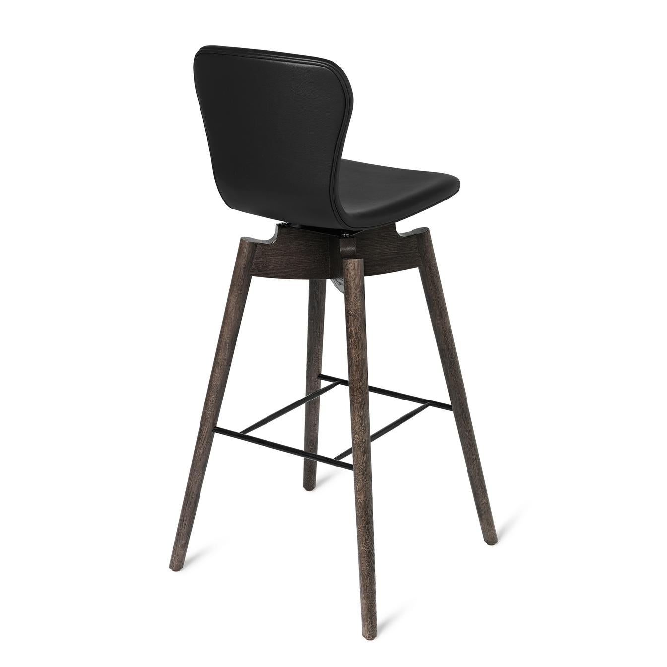 The silhouette of the Shell bar stool is elegant and features long lines in solid oak wood and a soft leather backrest swivel-seat in rich and genuine tones and with clean hand tailored stitches.
Together with the most recognised leather supplier