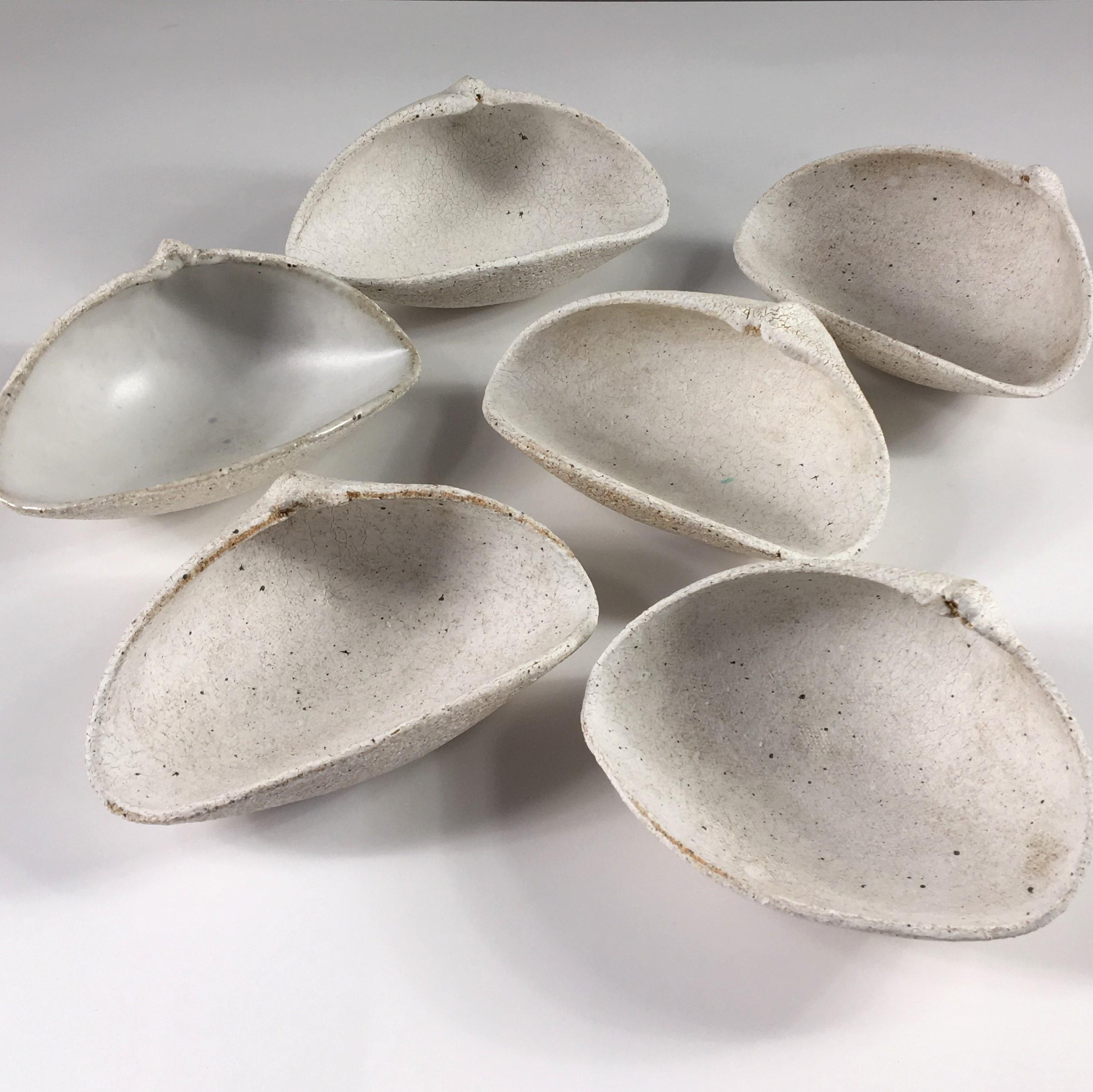 Sechser-Set Muschelschalen aus Keramik von Yumiko Kuga. 
Abmessungen der größten Schale: B 4