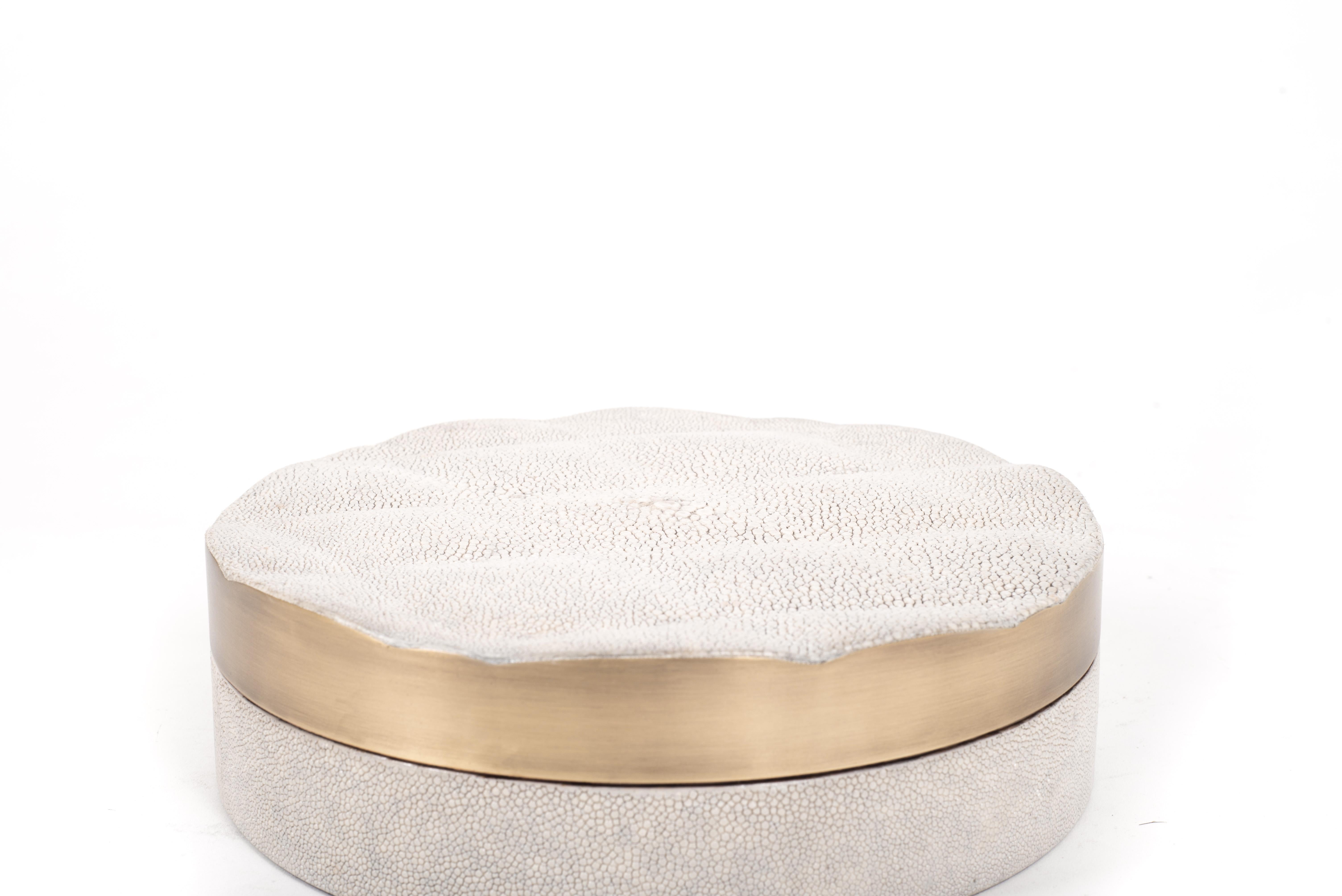 Incrusté Boîte en forme de coquille avec détails de matelassage et laiton Bronze-Patina de Kifu Paris en vente