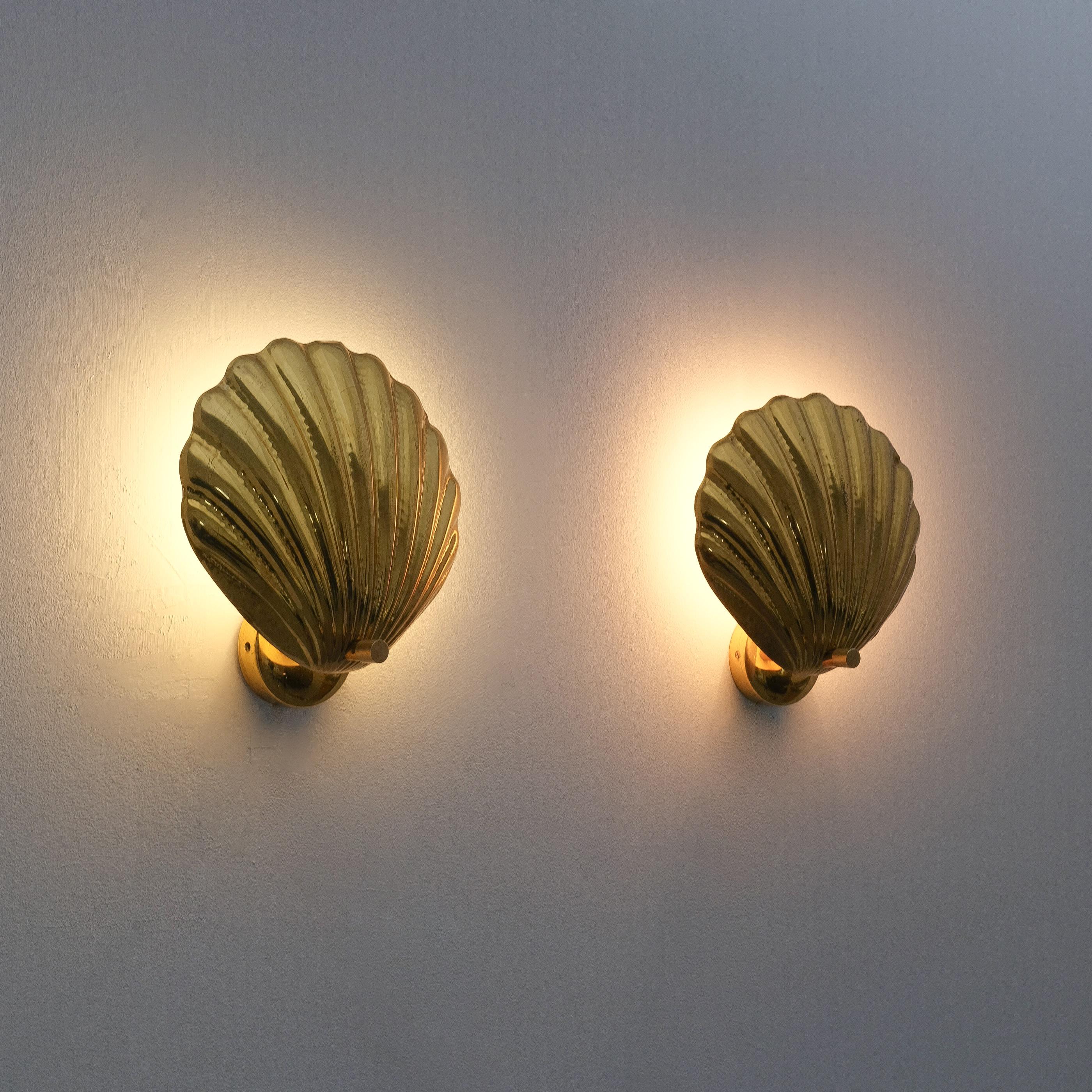 Wandleuchter aus Messing mit Muschelmotiv im Mid-Century-Stil von Maison Charles, Frankreich, 1960

Beeindruckendes Paar großer Wandleuchten aus Messing und in ausgezeichnetem Zustand. Sie wurden aus einem einzigen Stück gegossenen Messings mit
