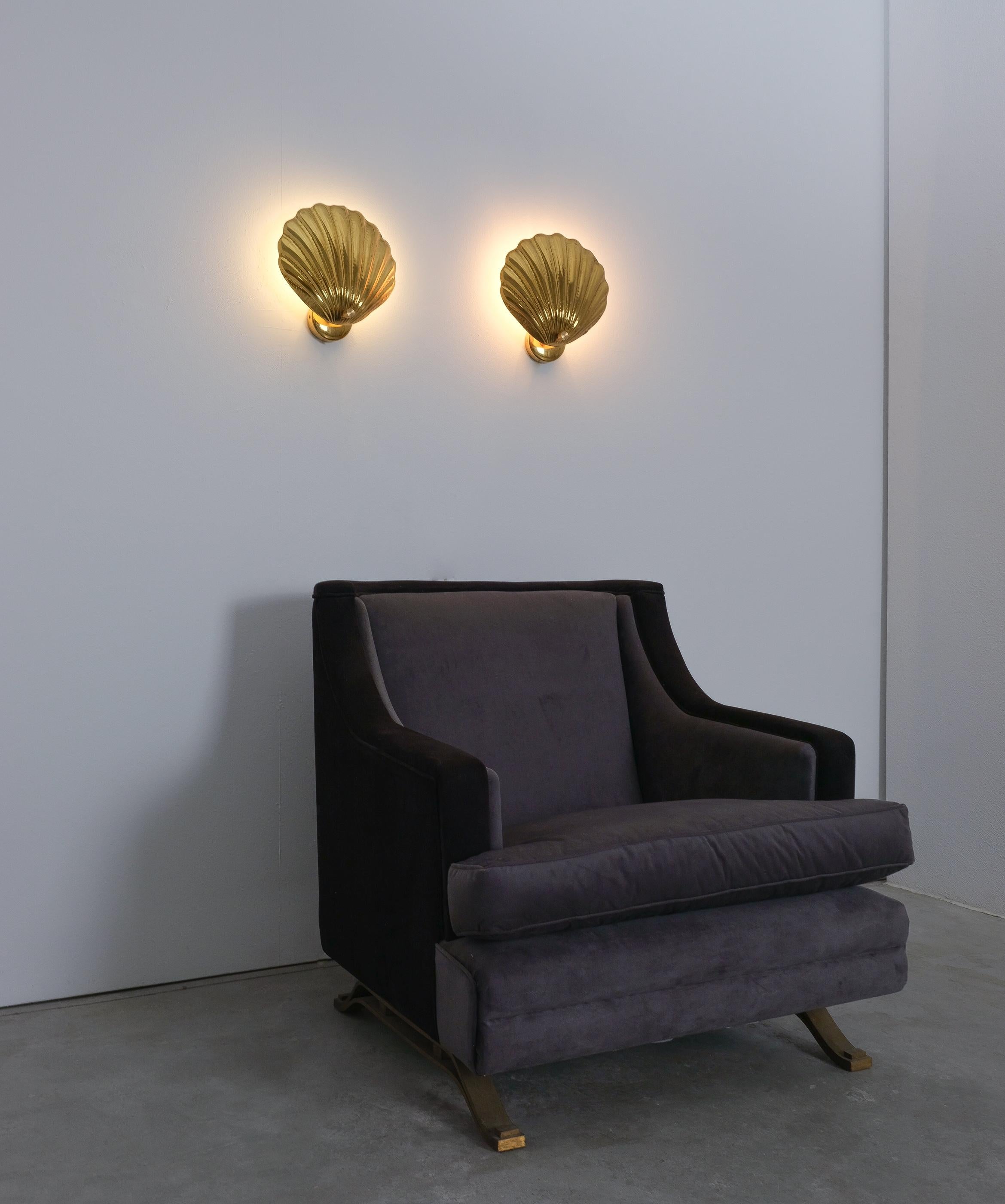 Wandleuchter aus Messing mit Muschelmotiv im Mid-Century-Stil von Maison Charles, Frankreich, 1960 (Moderne der Mitte des Jahrhunderts) im Angebot