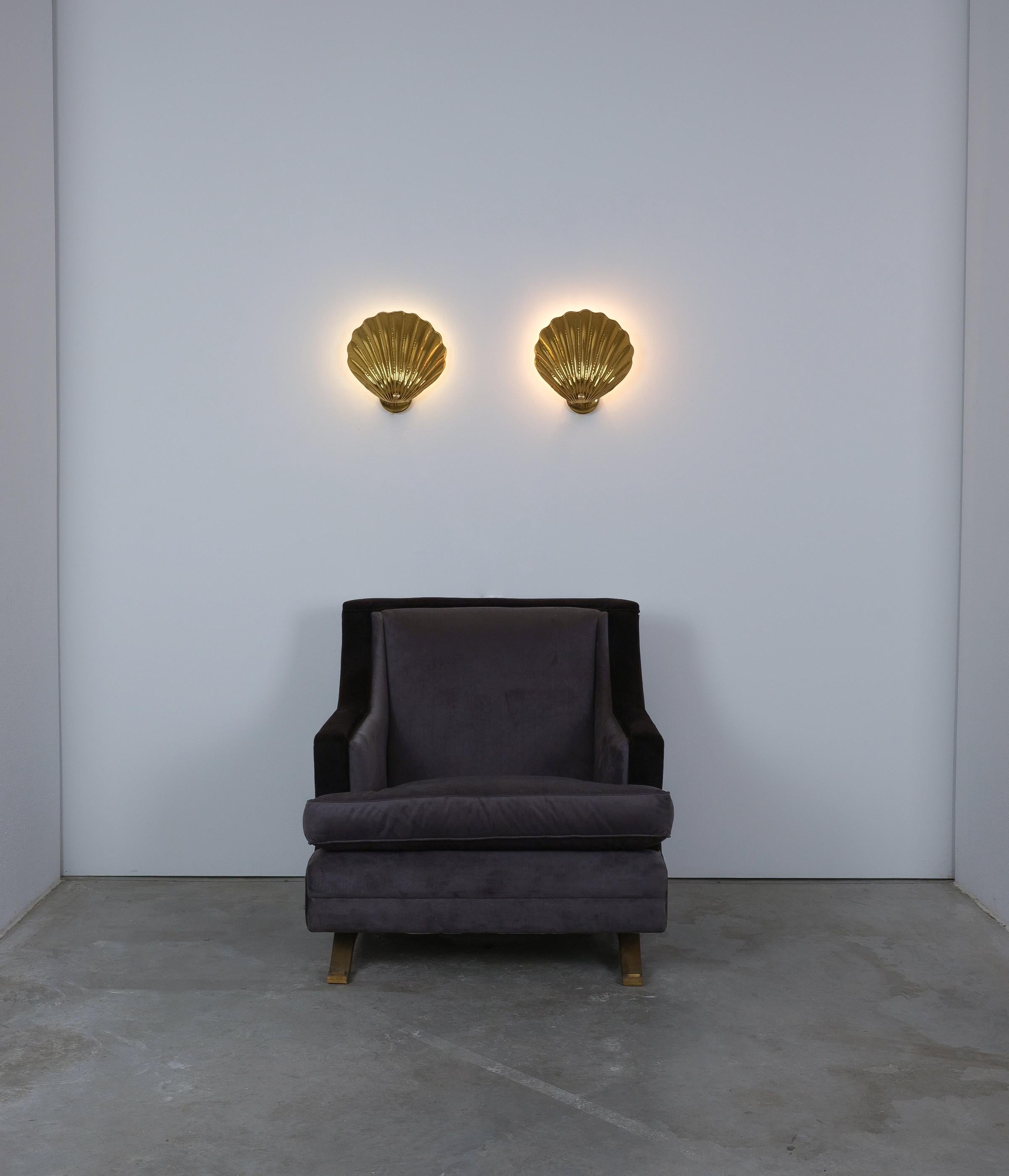 Wandleuchter aus Messing mit Muschelmotiv im Mid-Century-Stil von Maison Charles, Frankreich, 1960 (Französisch) im Angebot