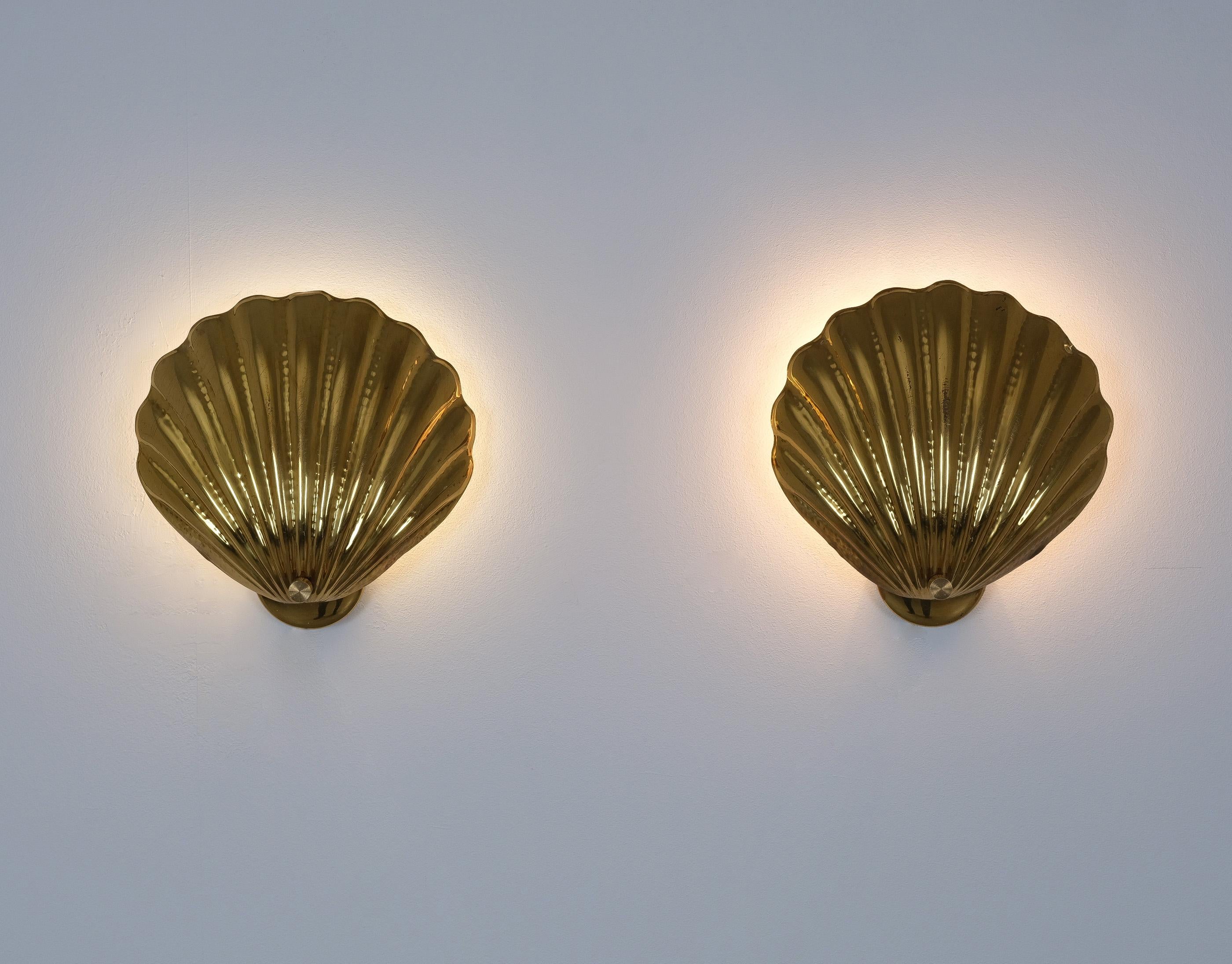 Wandleuchter aus Messing mit Muschelmotiv im Mid-Century-Stil von Maison Charles, Frankreich, 1960 (Mitte des 20. Jahrhunderts) im Angebot