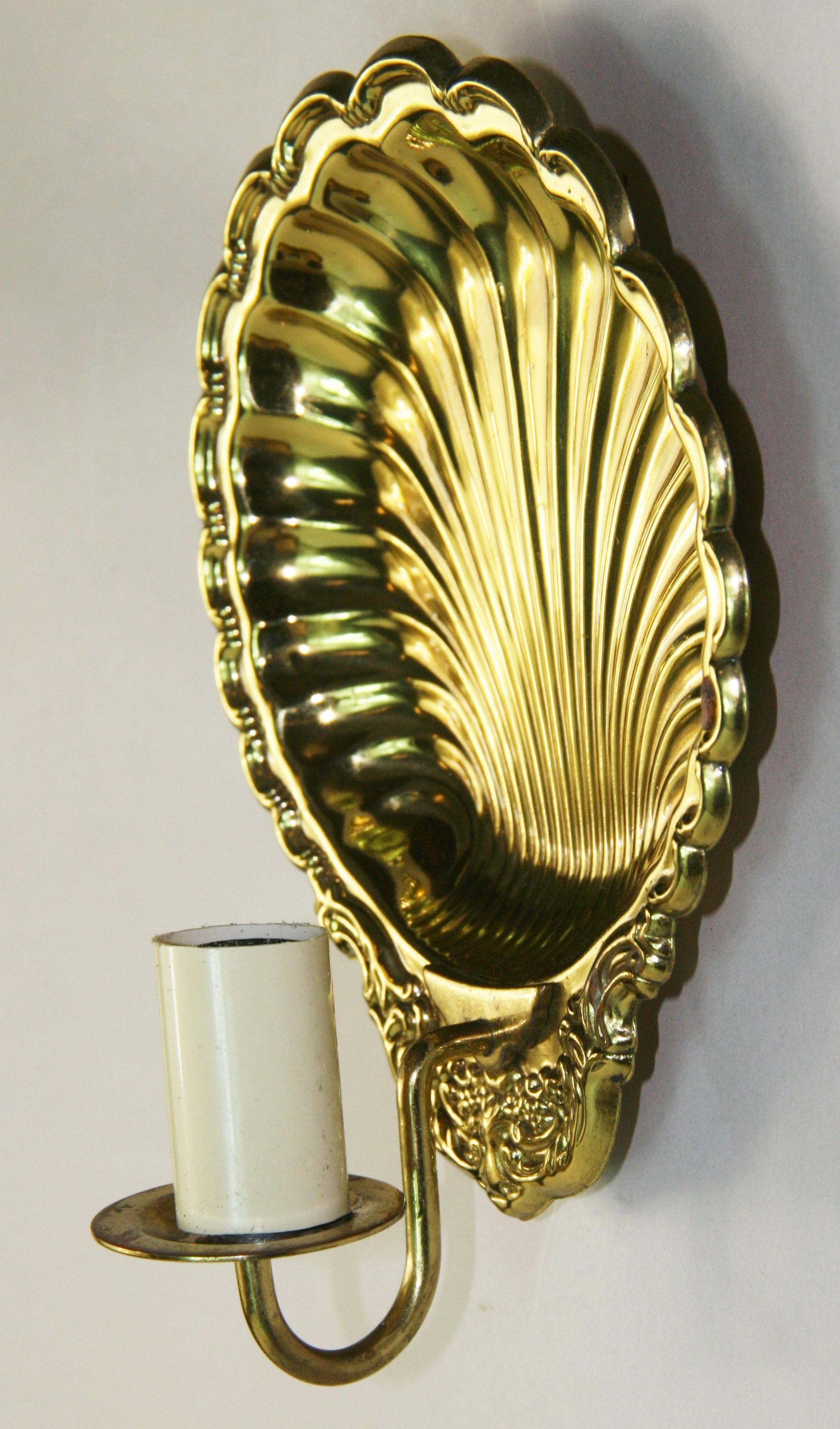 Applique murale Shell en laiton ( 3 pièces disponibles) Bon état - En vente à Douglas Manor, NY