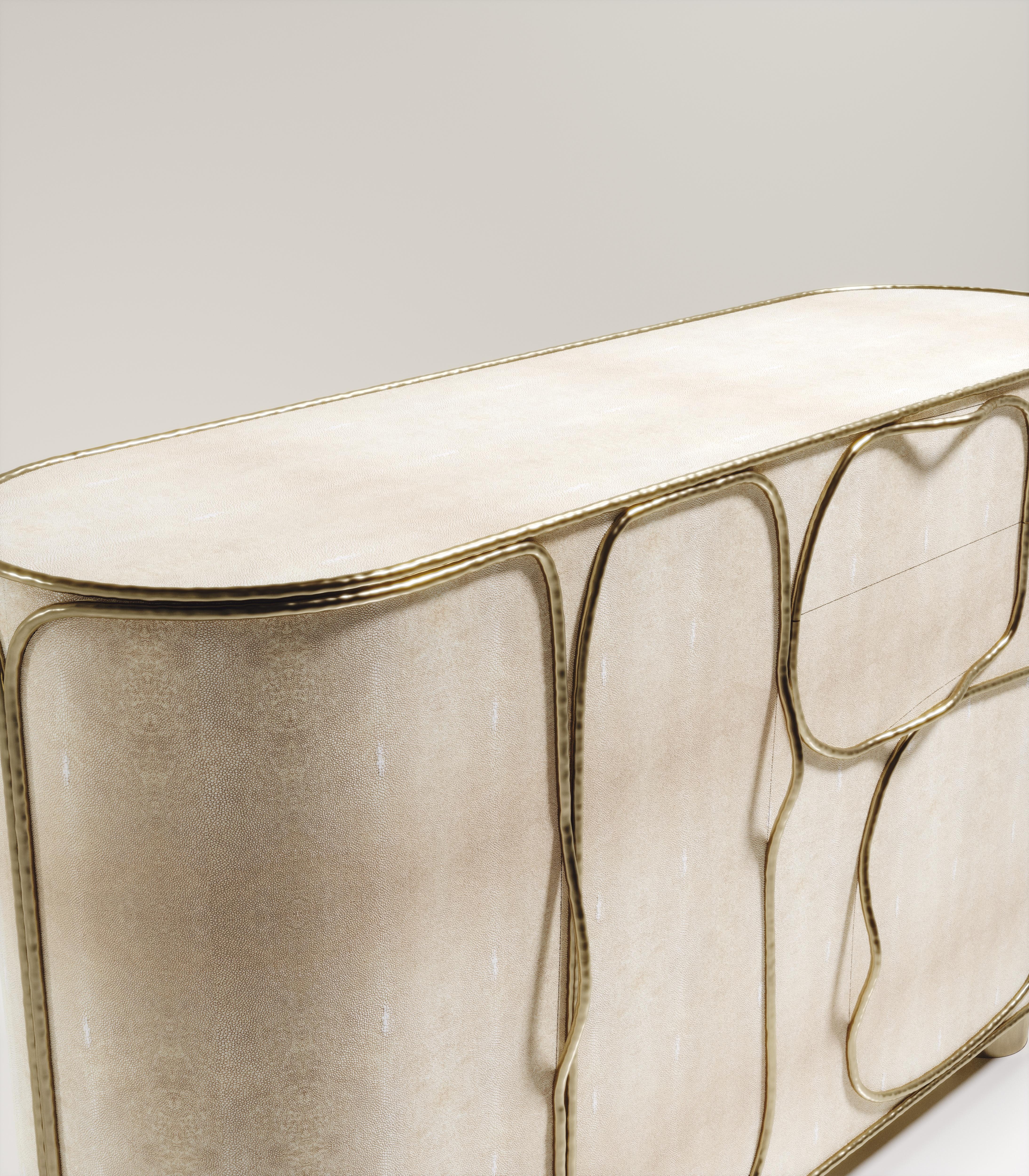 Ottone Buffet conchiglia con dettagli in ottone bronzato-patinato di R & Y Augousti in vendita