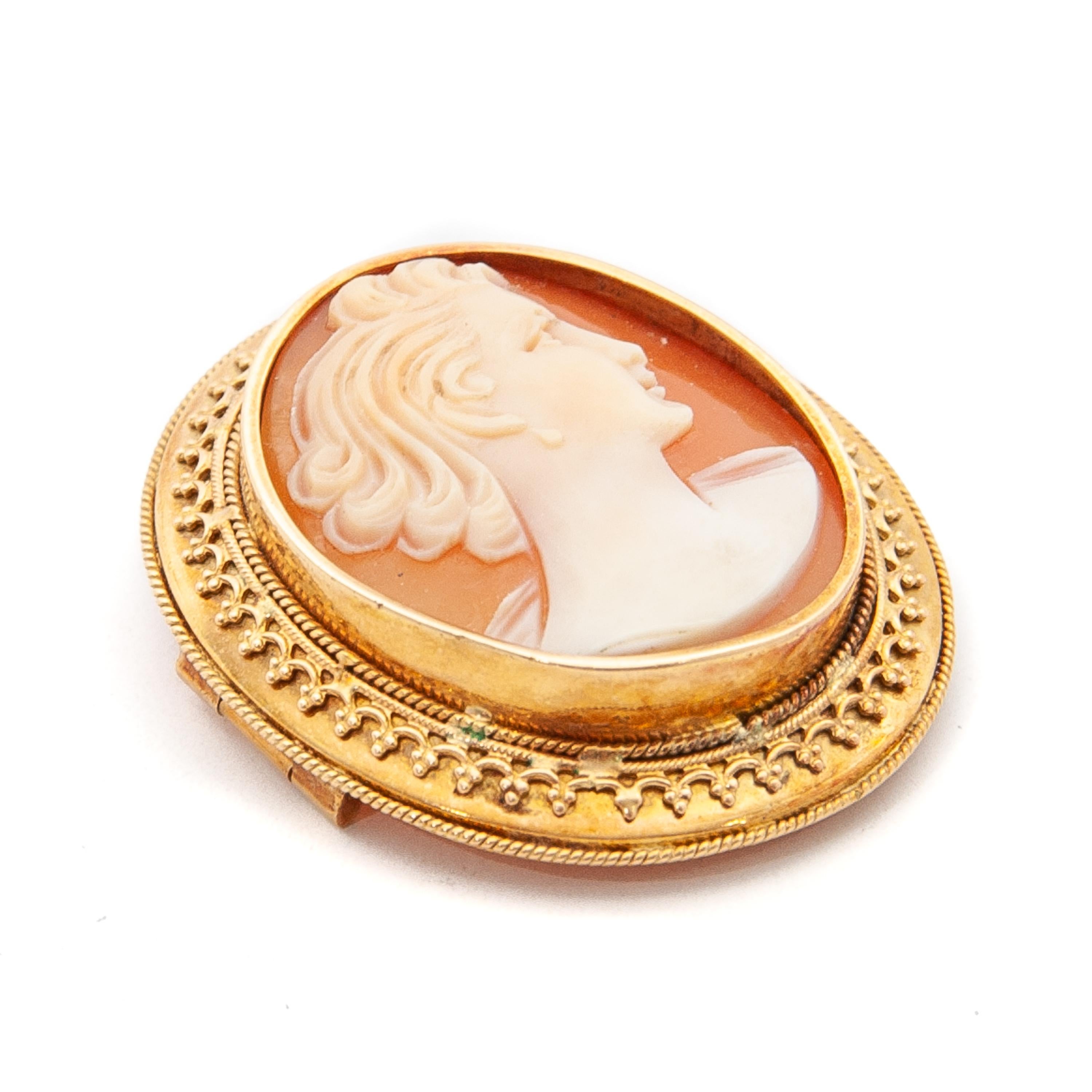 Vintage Shell Cameo 14 Karat Gold Brooch In Good Condition For Sale In Rotterdam, NL