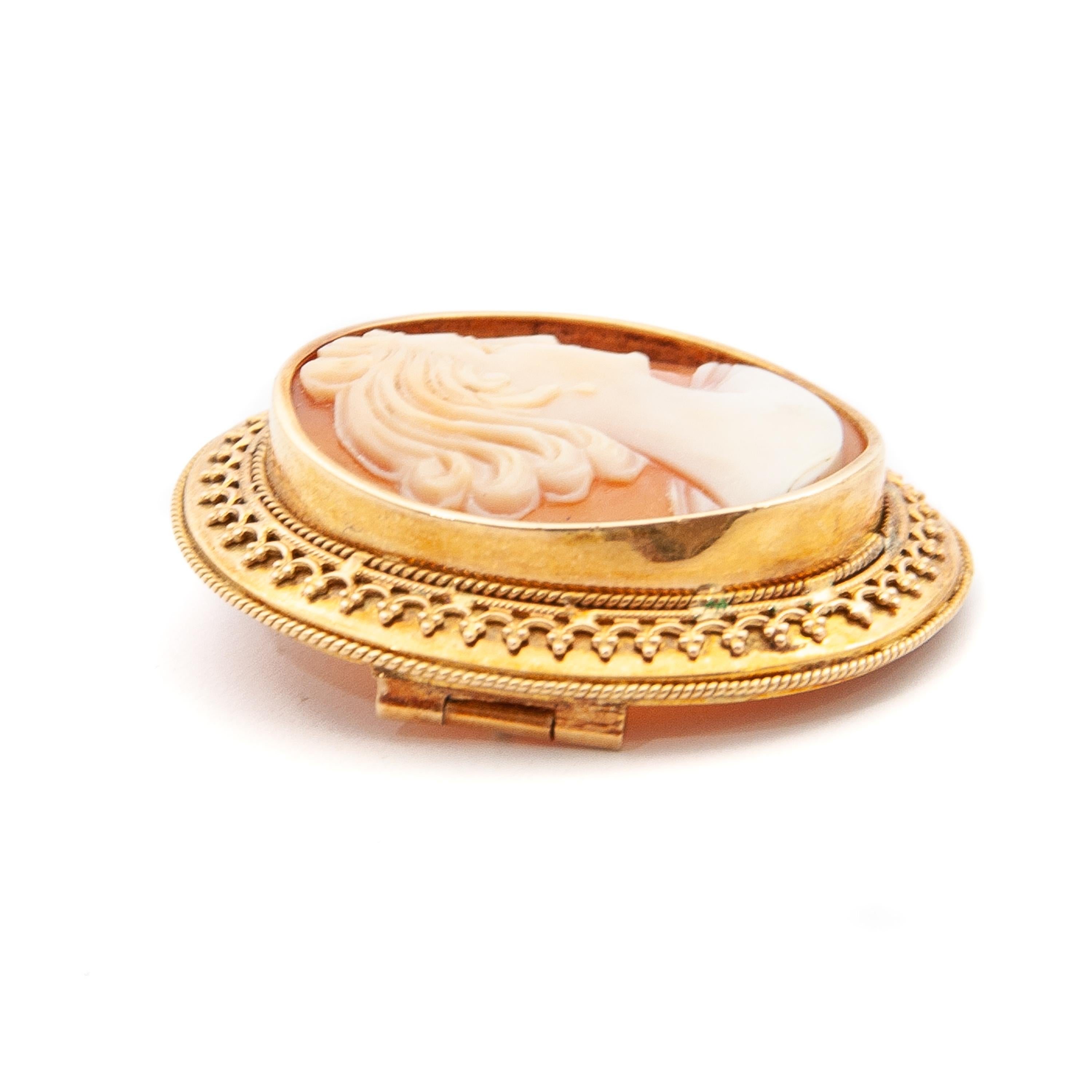 Women's Vintage Shell Cameo 14 Karat Gold Brooch For Sale