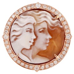 Bague cocktail camée coquillage avec visage sculpté et diamants pavés en or rose 18 carats