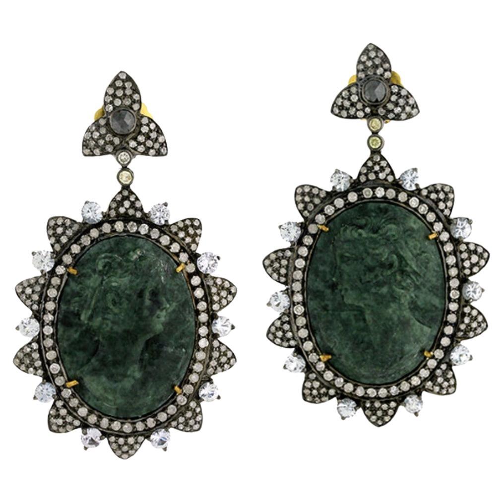 Muschelkamee-Ohrringe mit Saphir und Pave-Diamanten aus 18 Karat Gold und Silber im Angebot