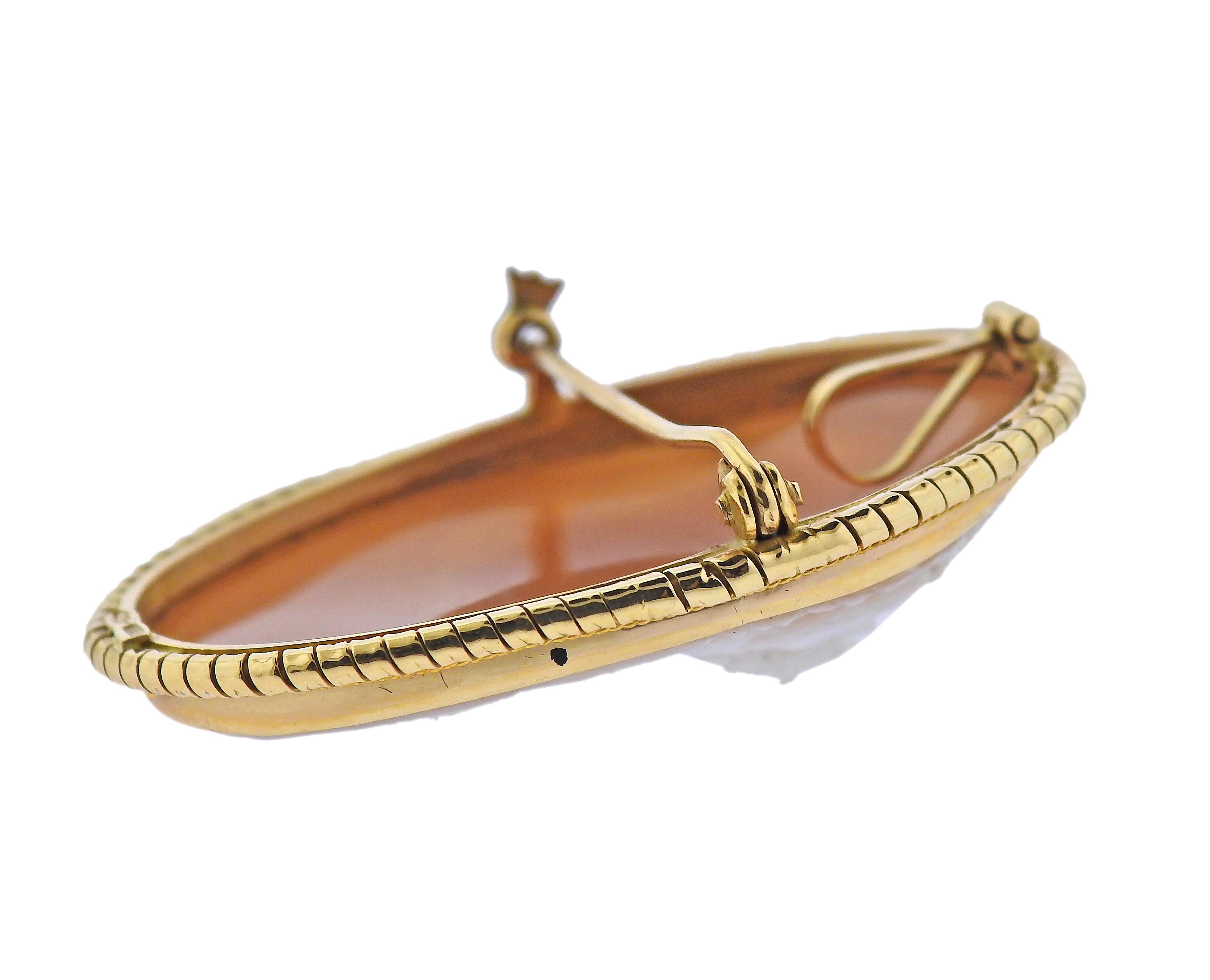 Broche pendentif en or avec camée en forme de coquillage Excellent état - En vente à New York, NY