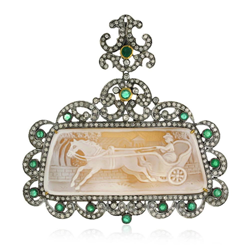 Taille émeraude Pendentif camée en forme de coquillage avec diamants et émeraudes en vente