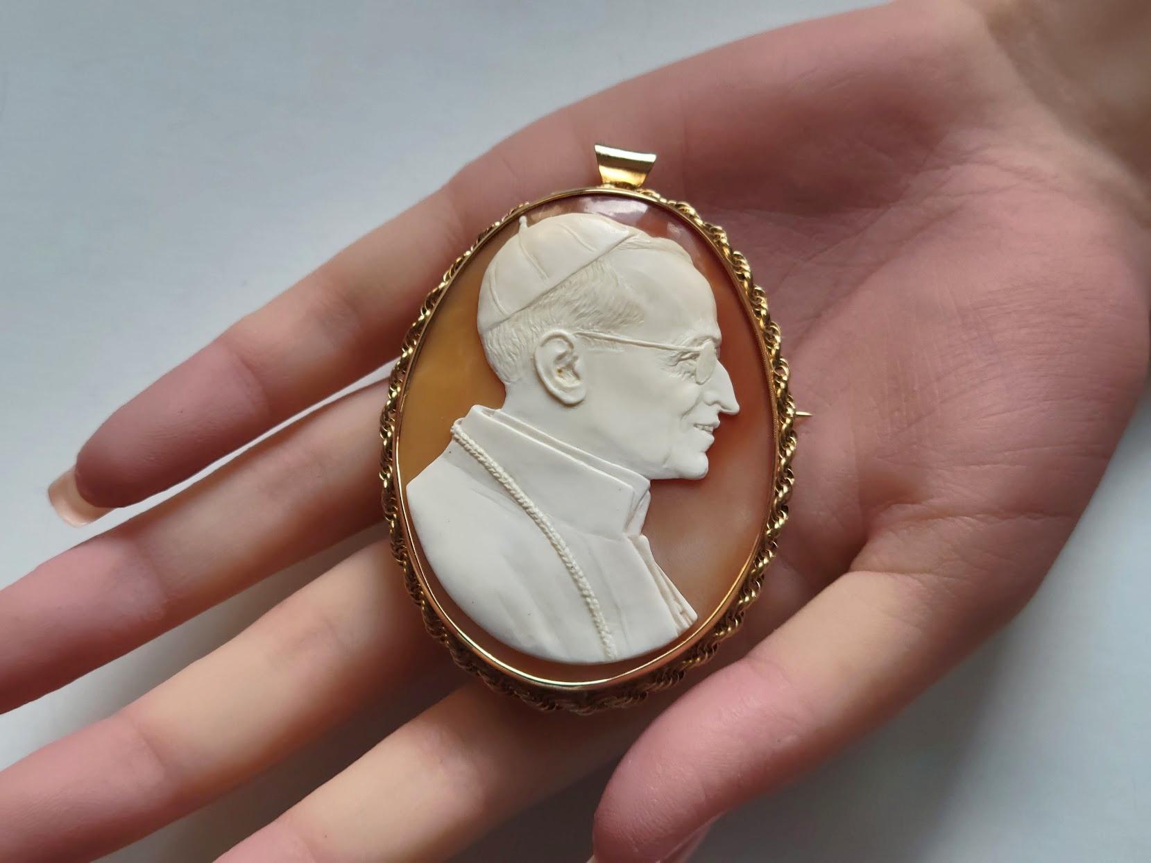 Women's or Men's Vintage Shell Cameo Pope Pius XII, Catholic Historical Relic For Sale