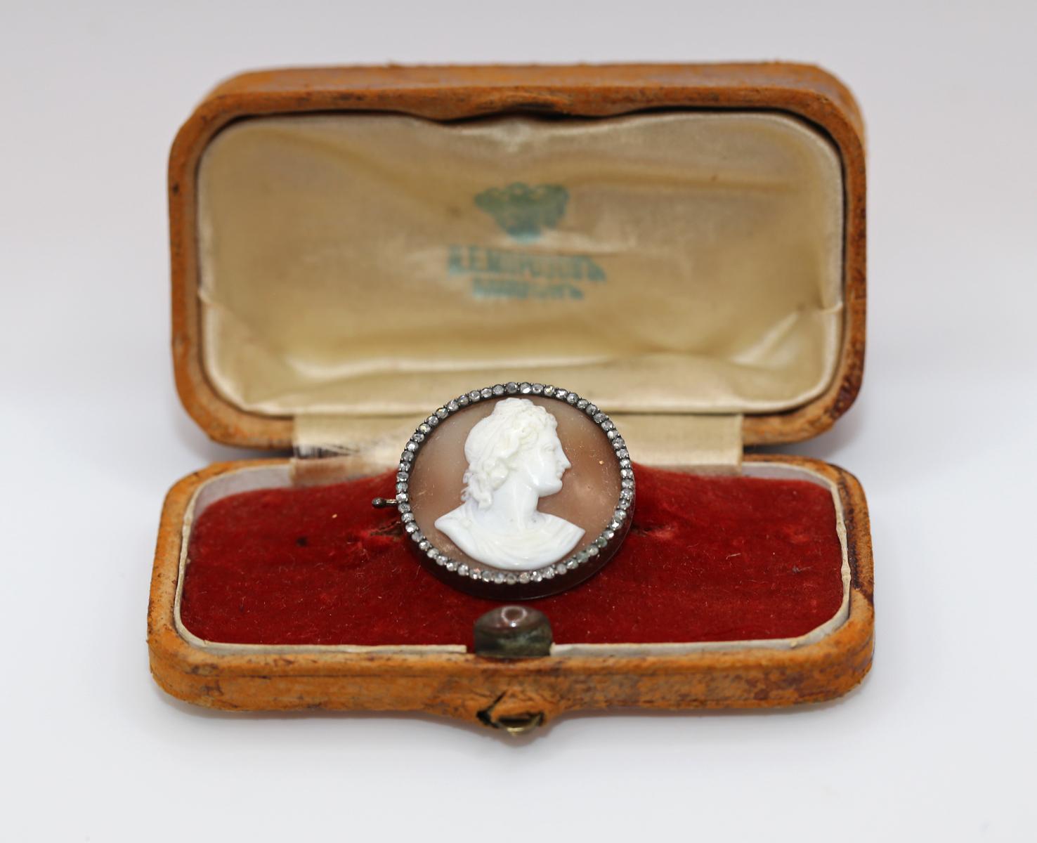 Taglio a rosa Conchiglia con cammeo e diamanti taglio rosa Apollo 56 Spilla russa con marchio di garanzia, in scatola, 1900 in vendita
