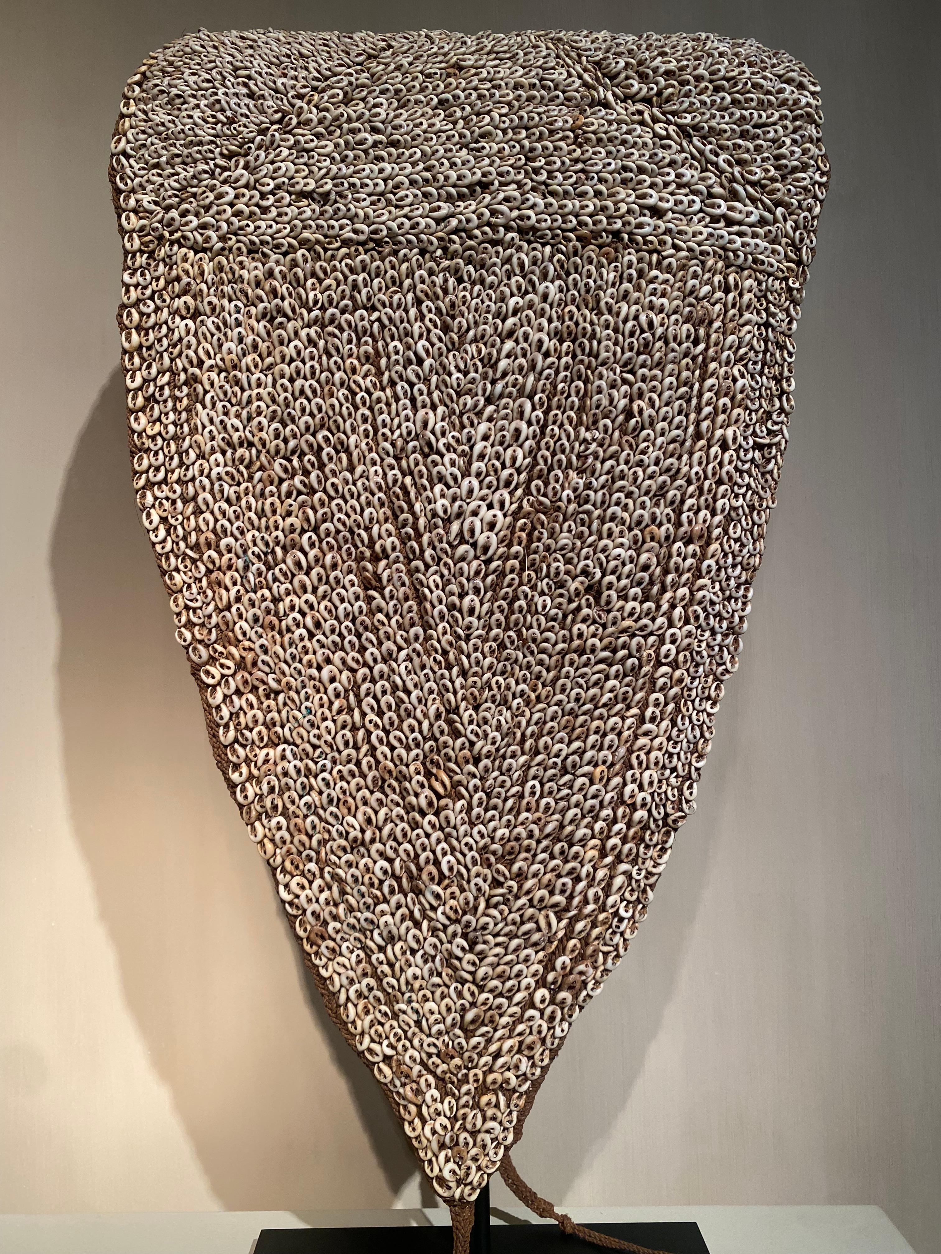 Un notevole oggetto cerimoniale proveniente da Papua Nuova Guinea,
composto da piccole conchiglie montate su tessuto,
un oggetto molto decorativo, utilizzato per le cerimonie,
buona patina e lucentezza dell'oggetto, bell'oggetto da abbinare ad altri