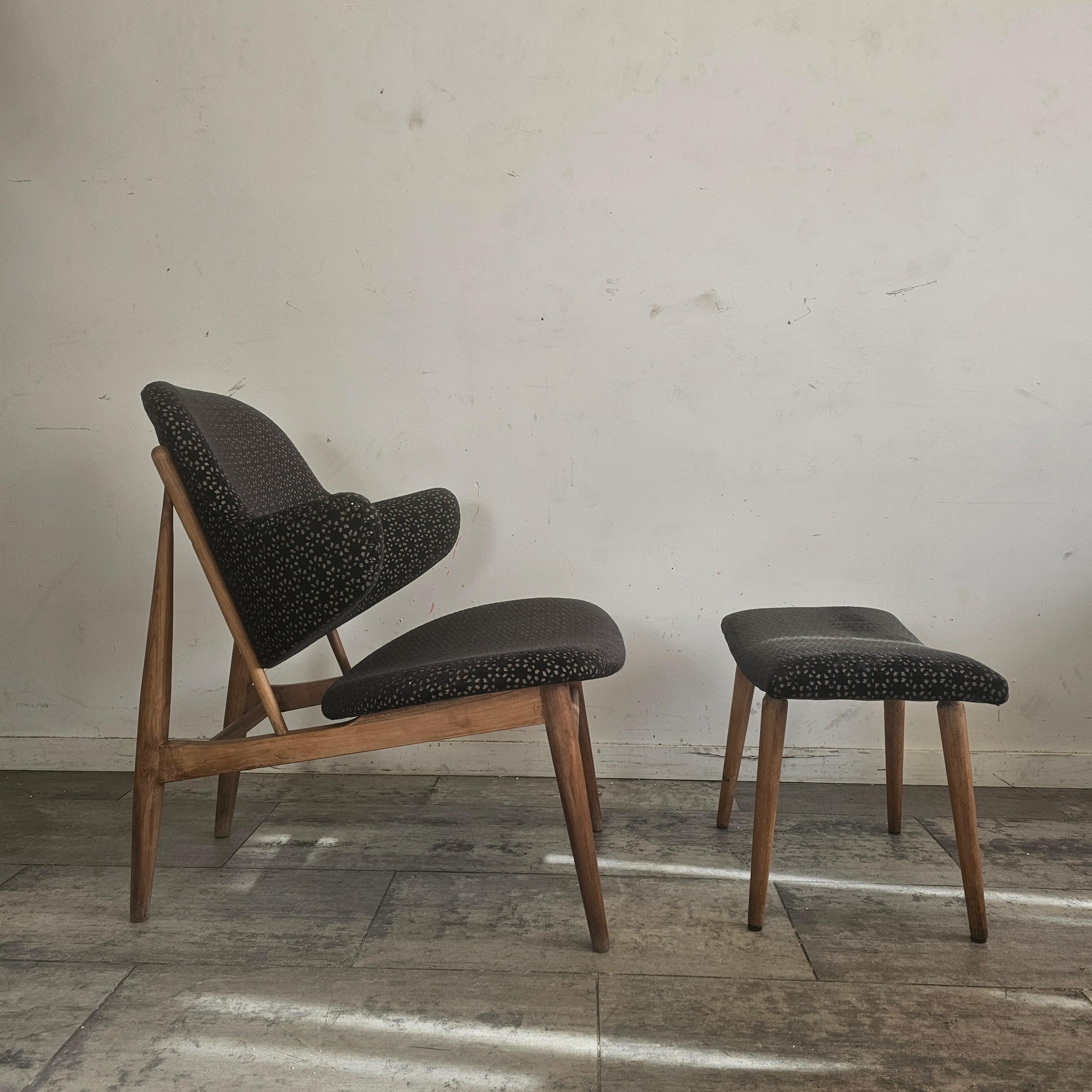 La sedia Kofod Larsen Shell Chair, progettata dal designer danese Ib Kofod-Larsen negli anni '60, è un pezzo sorprendente noto per la sua forma organica unica e le sue linee eleganti. La sedia presenta una struttura in legno scolpito e una seduta
