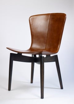 Chaise coquillage - tapisserie en cuir et base en bois