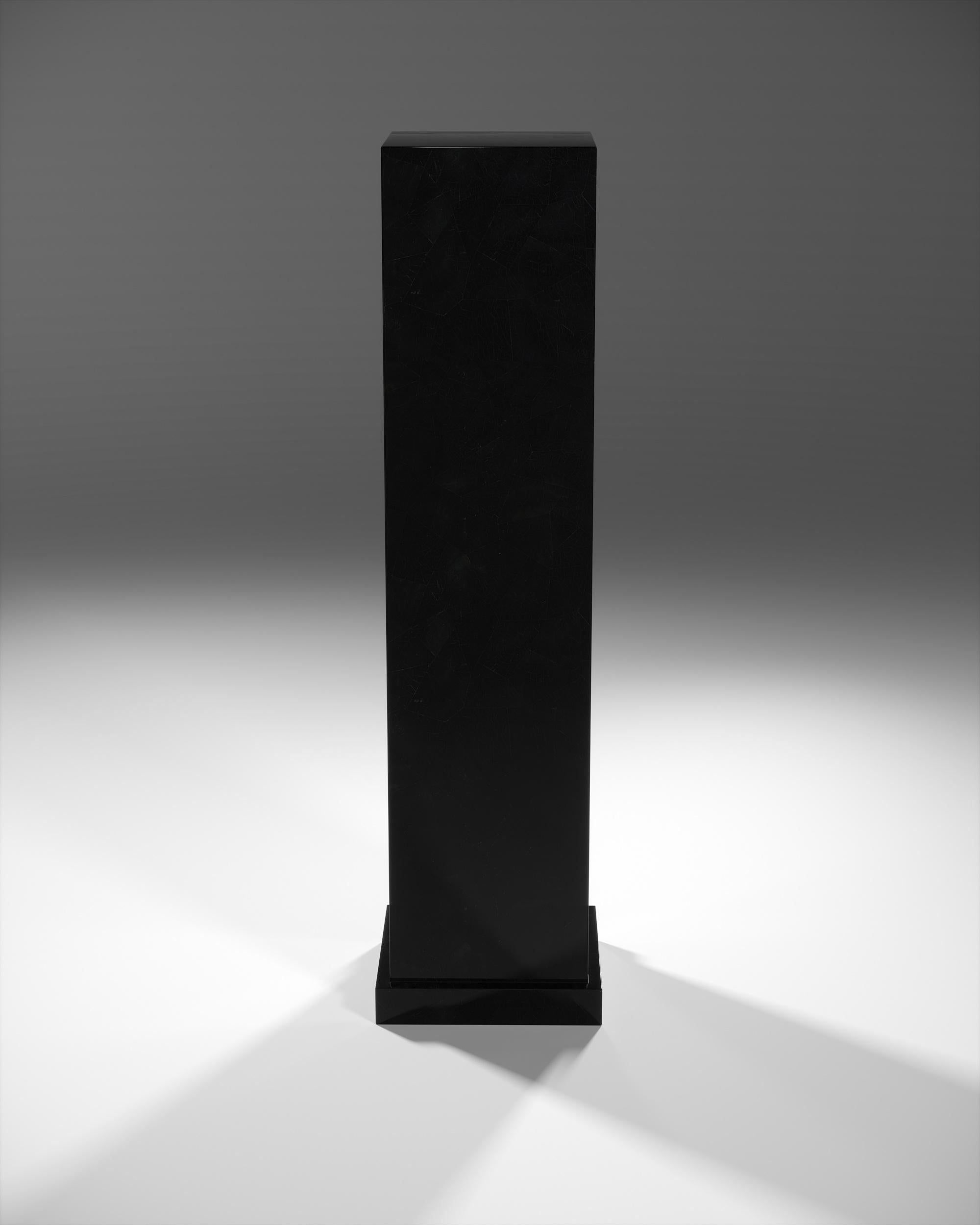 This column in black pen shell by R&Y Augousti is the ultimate luxury accent piece to support any decorative objet and make it truly stand out. The design is pure with its clean aesthetic, allowing the beauty of the shell inlay to stand out. Custom