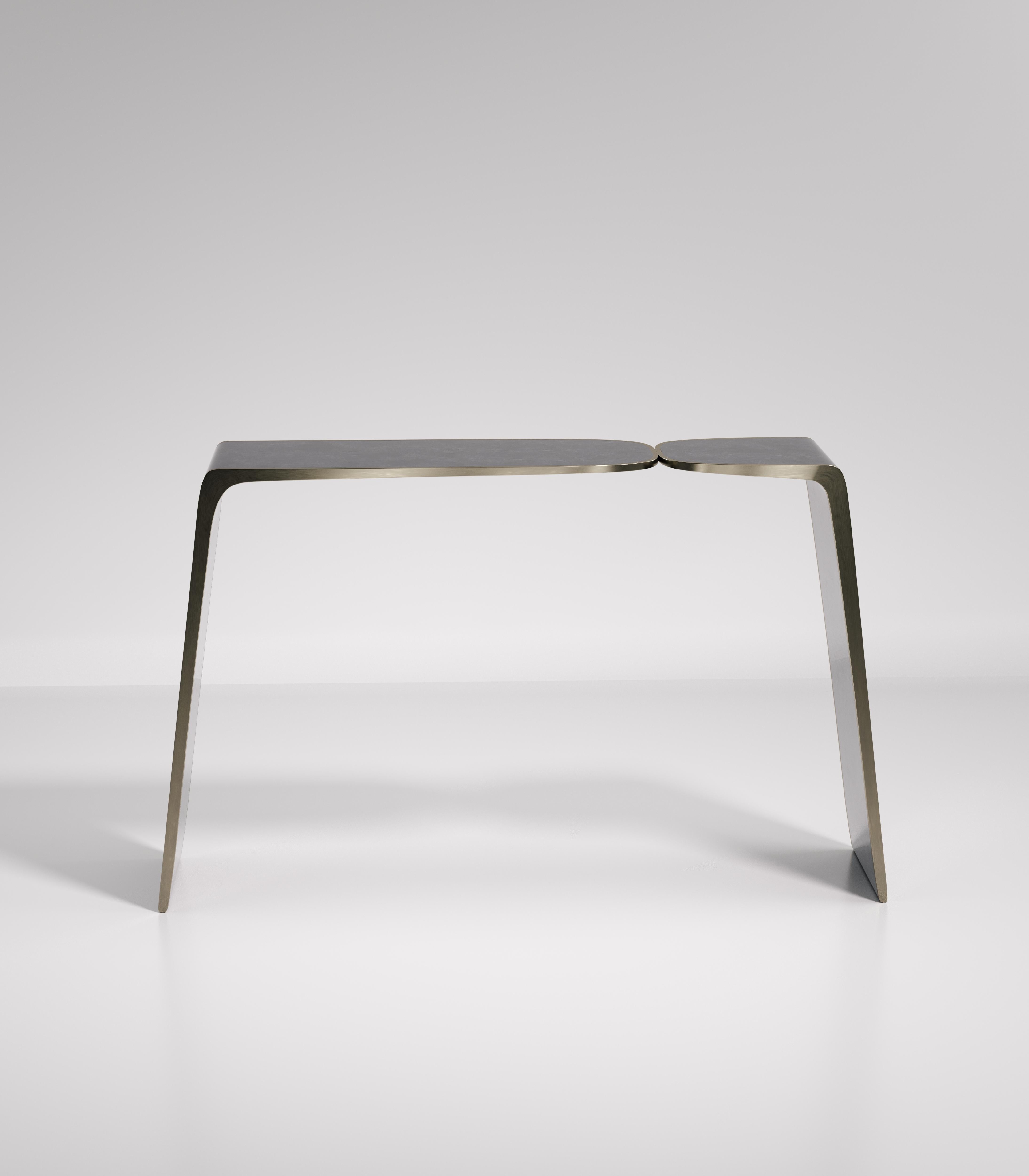 La console Kiss de Kifu Paris est une pièce élégante et organique dans son design unique. La pièce incrustée de coquilles de stylo noires se courbe vers l'intérieur pour créer l'effet 