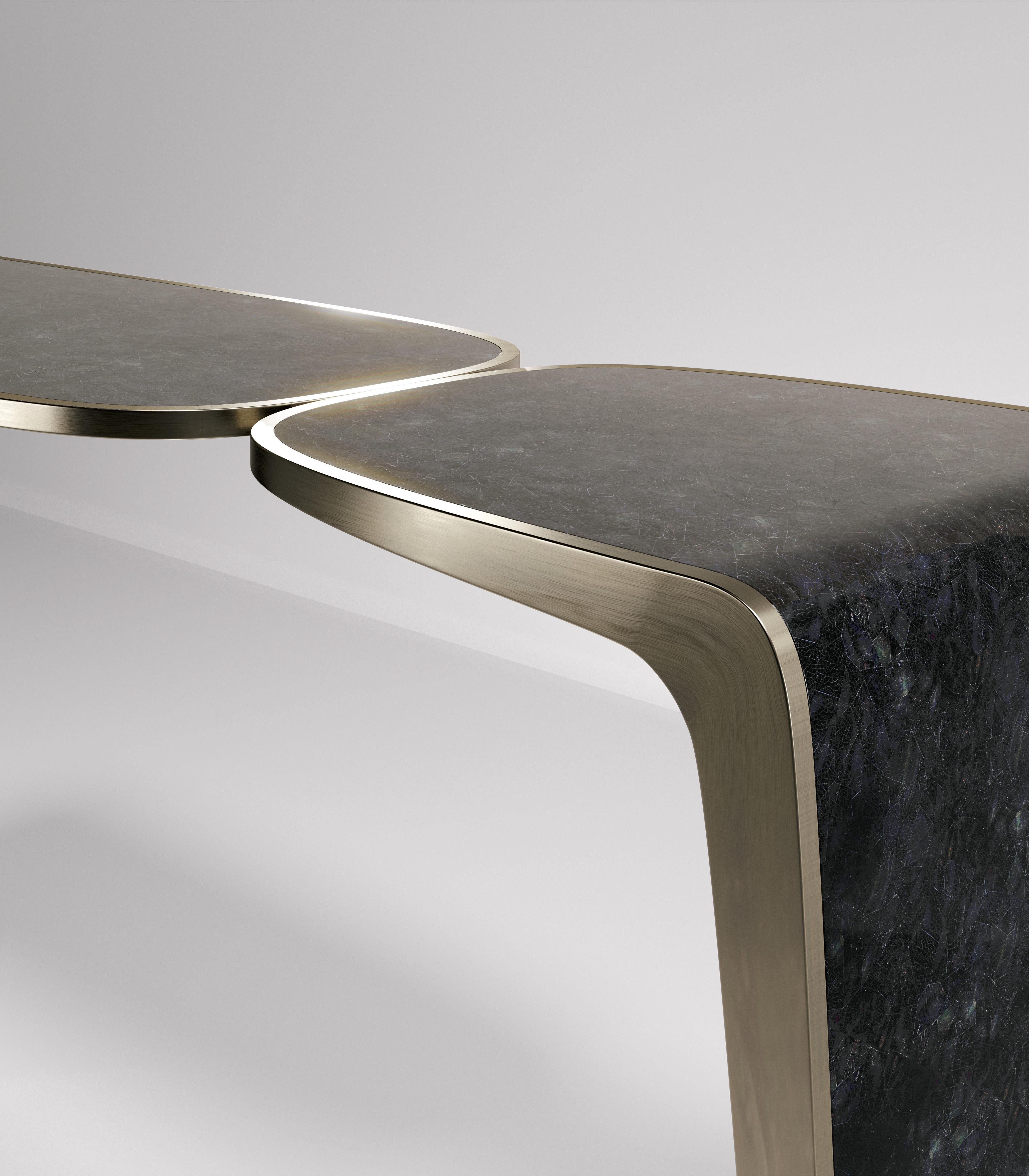 Incrusté Console en forme de coquillage avec détails en laiton patiné bronze de Kifu Paris en vente
