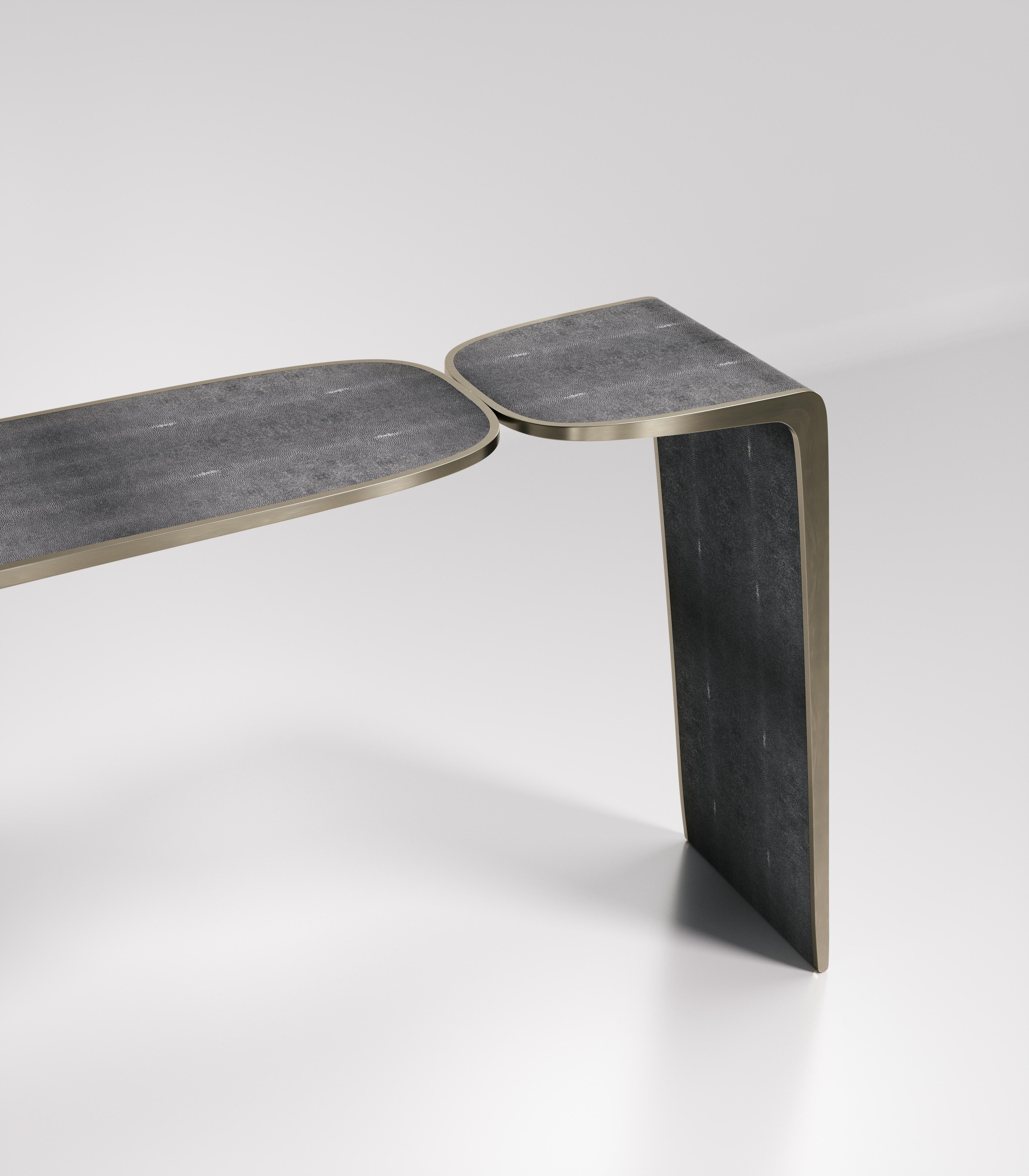 Console en forme de coquillage avec détails en laiton patiné bronze de Kifu Paris en vente 1