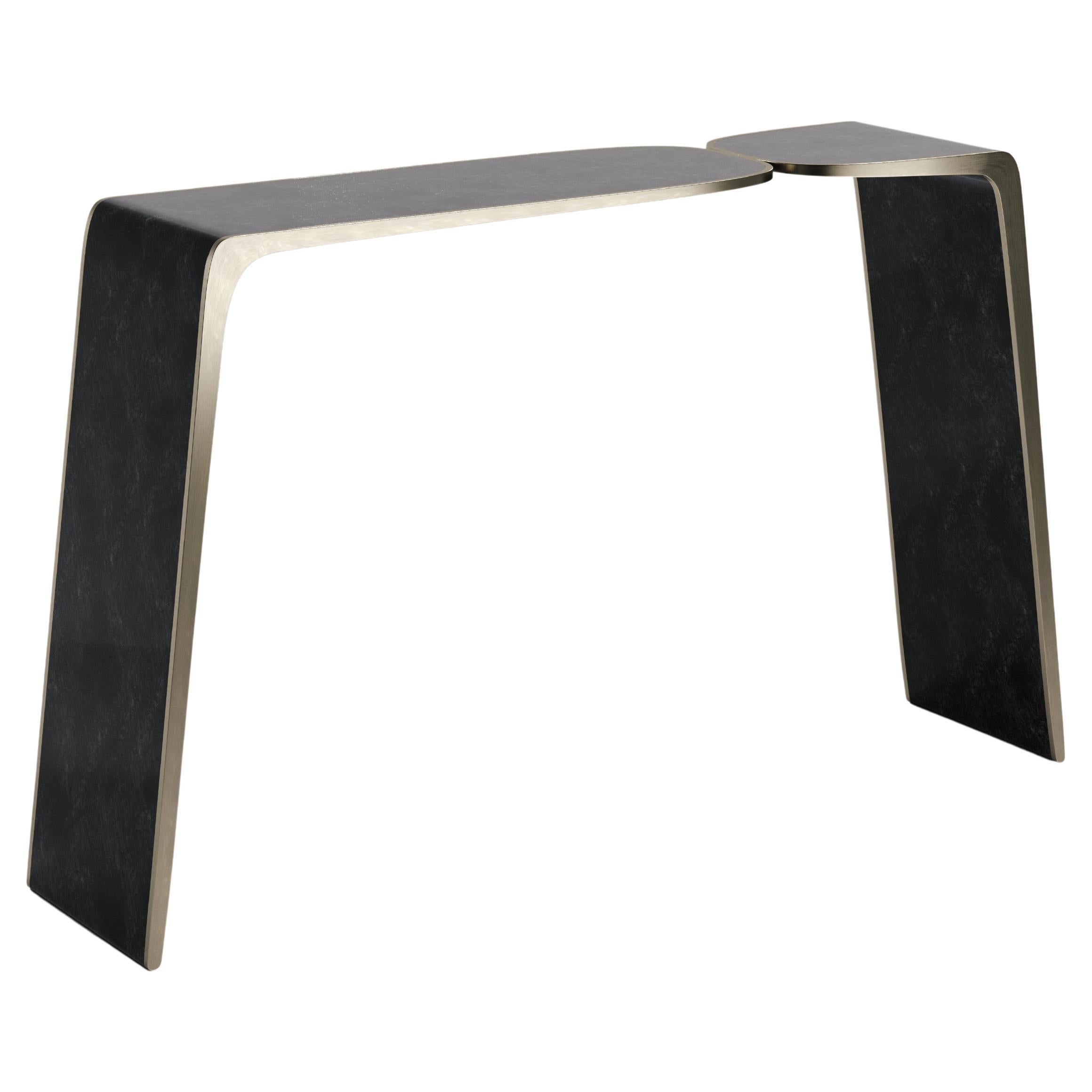 Console en forme de coquillage avec détails en laiton patiné bronze de Kifu Paris en vente