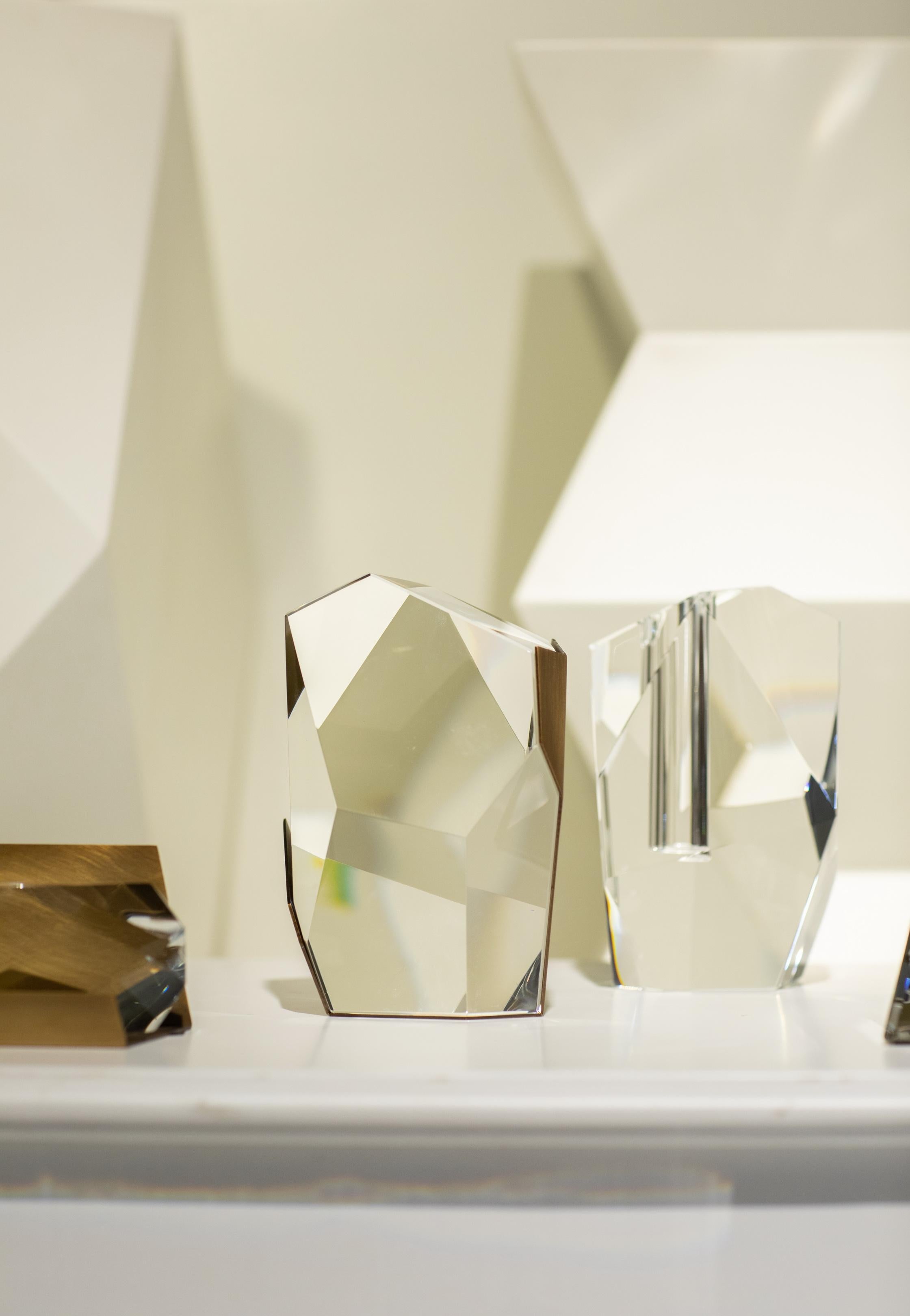 Mettez vos fleurs en valeur comme jamais auparavant avec ce vase en cristal multifacettes à couper le souffle. Fabriqué en cristal clair de première qualité, le vase présente un design complexe de facettes géométriques et asymétriques qui captent et