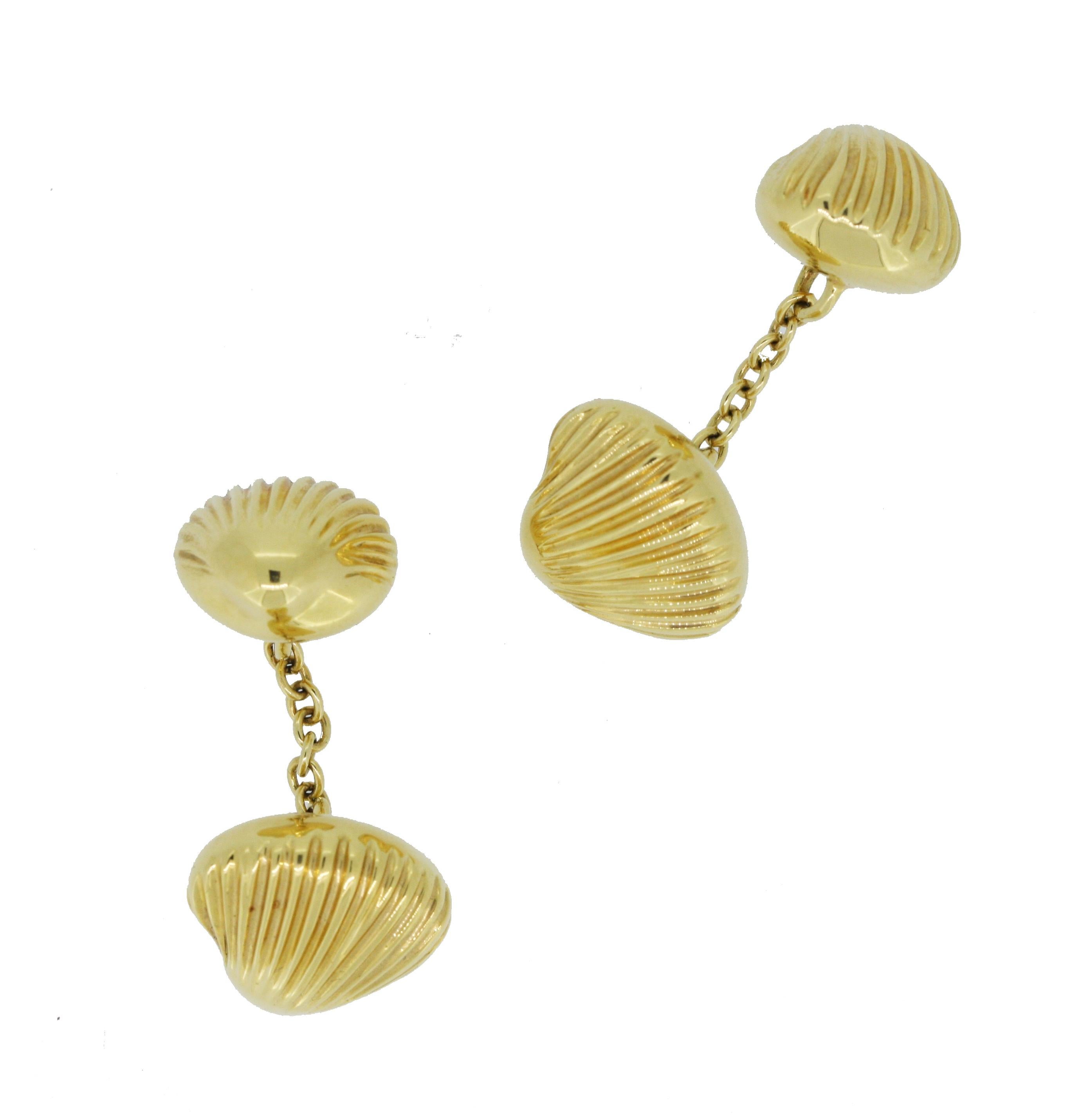 Shell Cufflinks in 18k yellow gold handmade in Italy by Antorà.
The item weights 20.20 grams of gold. 
