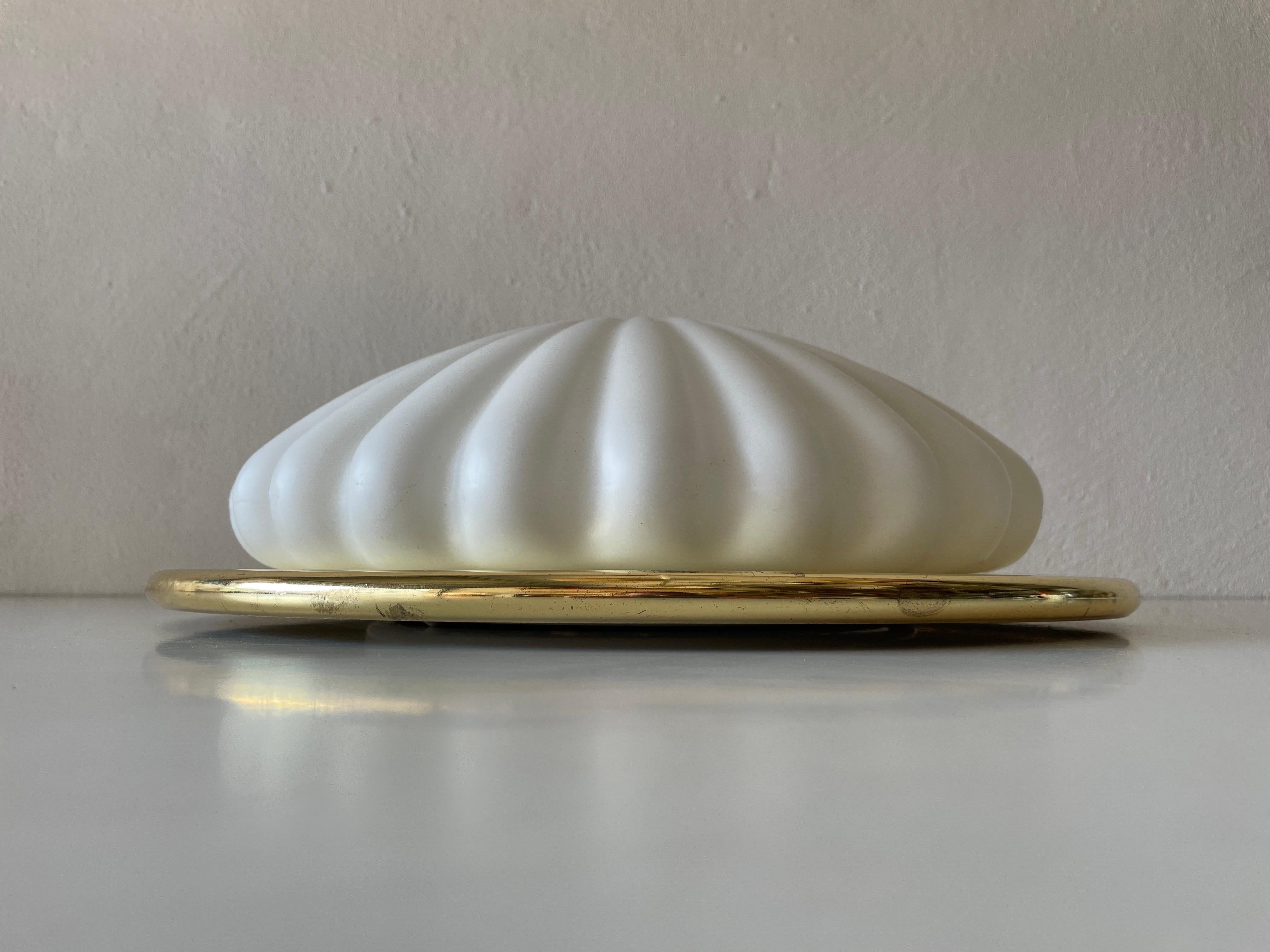 Shell design Glass and Gold metal Large Flush Mount by Peill and Putzler, 1960s, Germany

Sculptural very elegant rare design flush mount. 

It is very ideal and suitable for all living areas.

Lamp is in good condition. No damage, no crack.
Wear