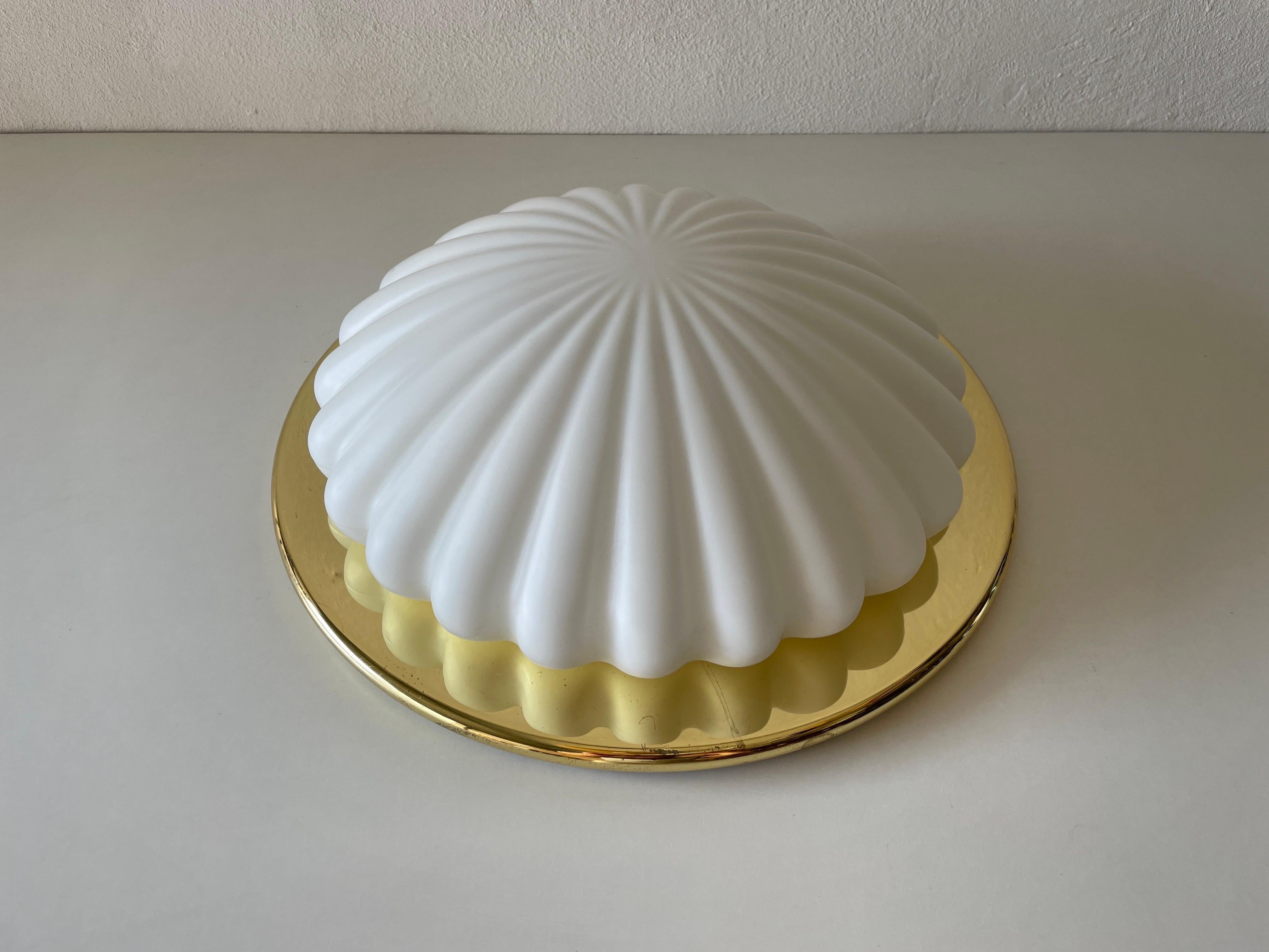 Shell Design Glass and Gold Metal Flush Mount by Peill & Putzler, 1960s, Germany

Lampshade is in very good vintage condition.

This lamp works with 2x E27 light bulb. 
Wired and suitable to use with 220V and 110V for all