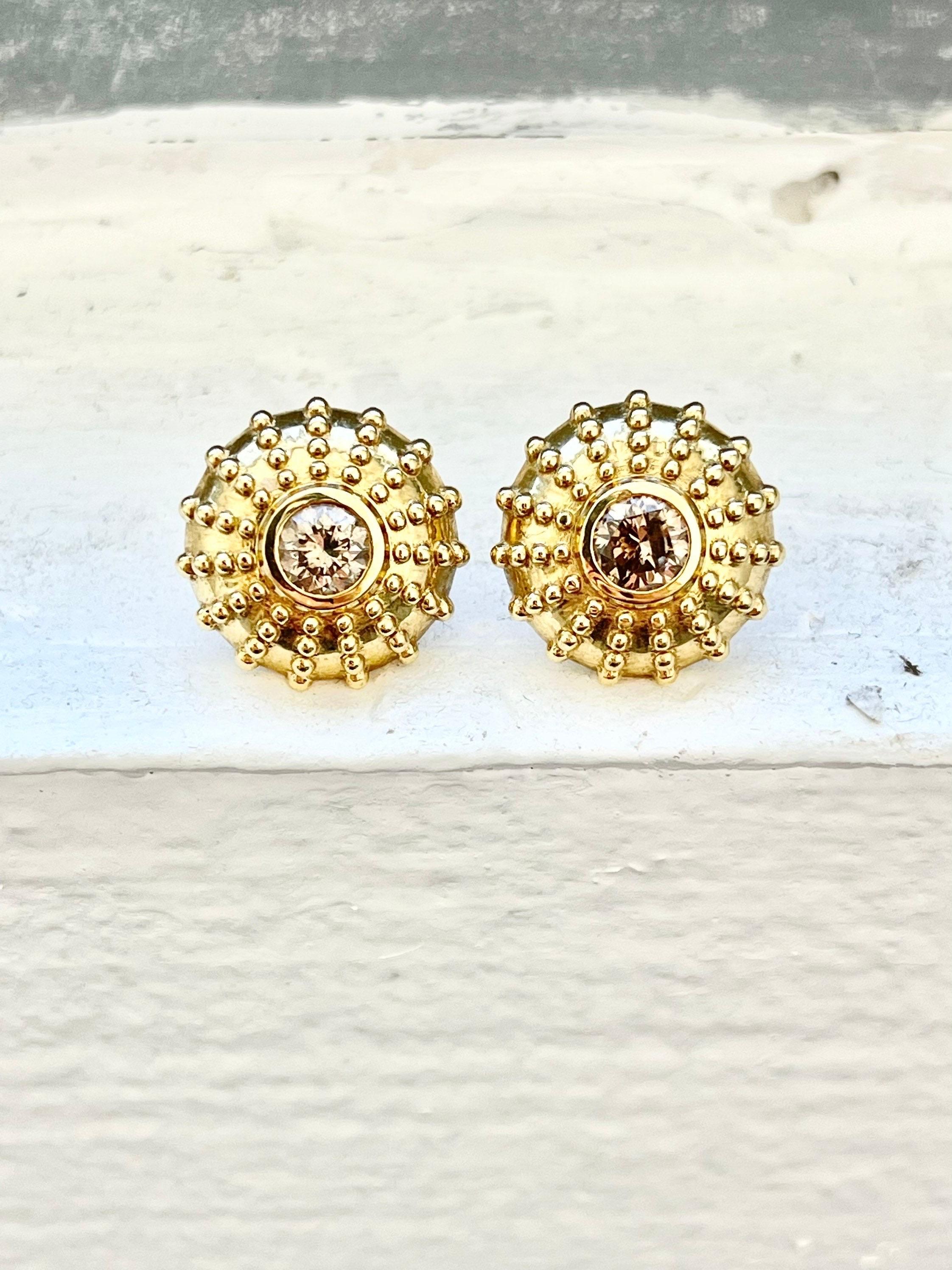 Stunning Shell Diamond earrings made with 1 carats champagne diamonds VS clarity and Fancy Yellow Brown color. Stunning sunny earrings made in 18KT yellow gold. 



*Item will come with a beautiful packaging and certificate of authenticity from