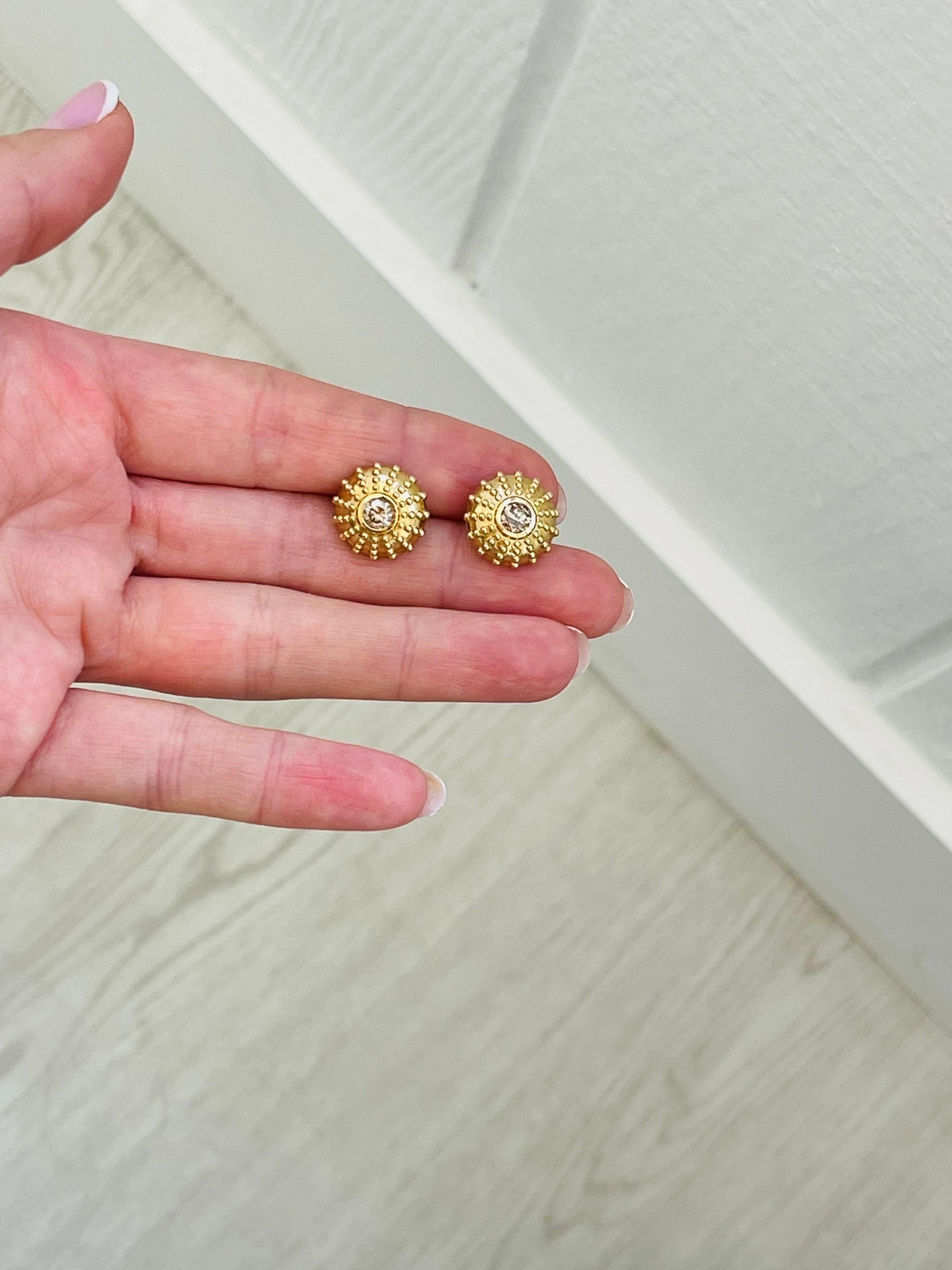 Shell Diamond earring 18KT yellow gold seashell diamond earrings studs In New Condition For Sale In Boca Raton, FL