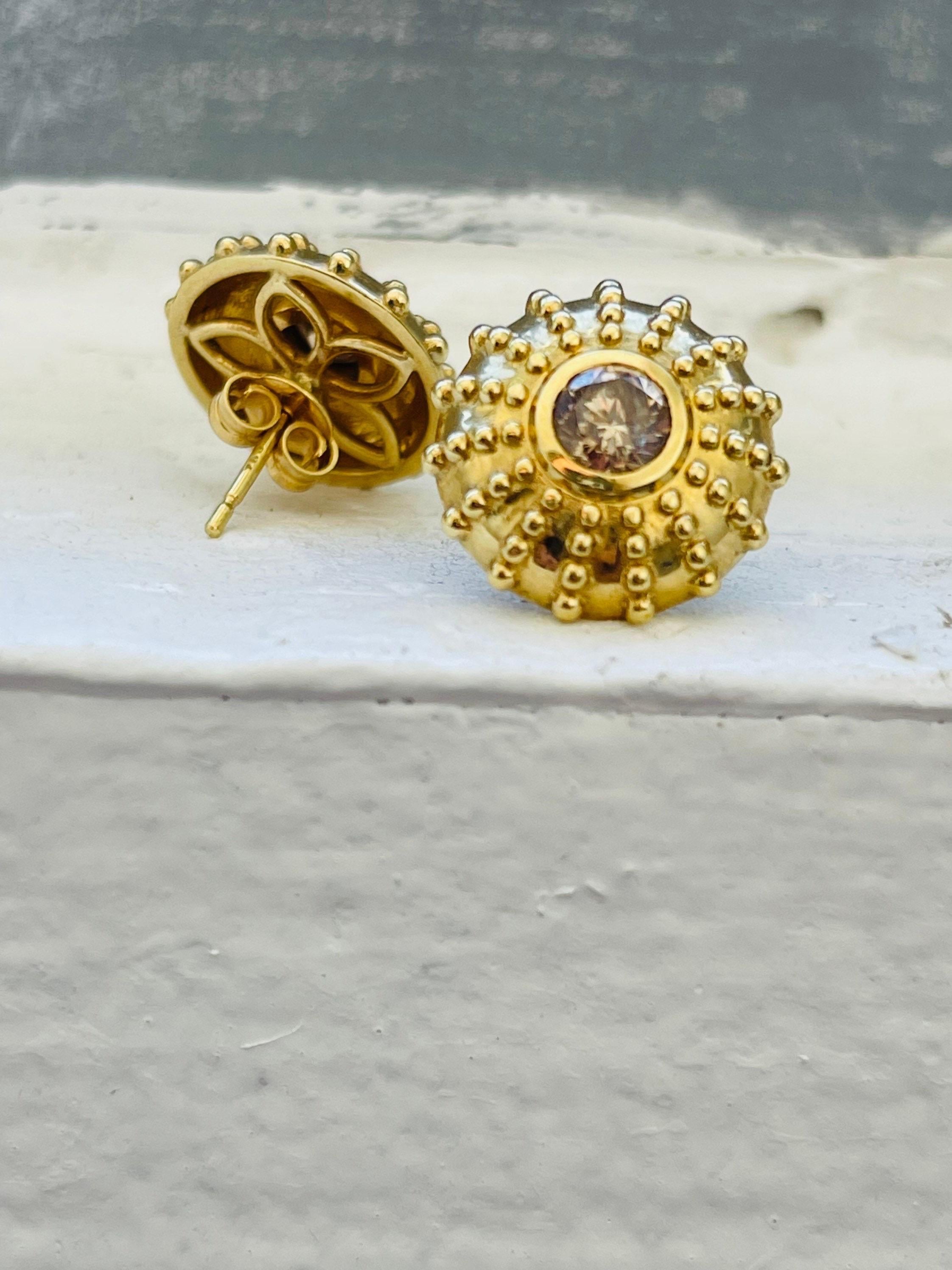 Women's or Men's Shell Diamond earring 18KT yellow gold seashell diamond earrings studs For Sale