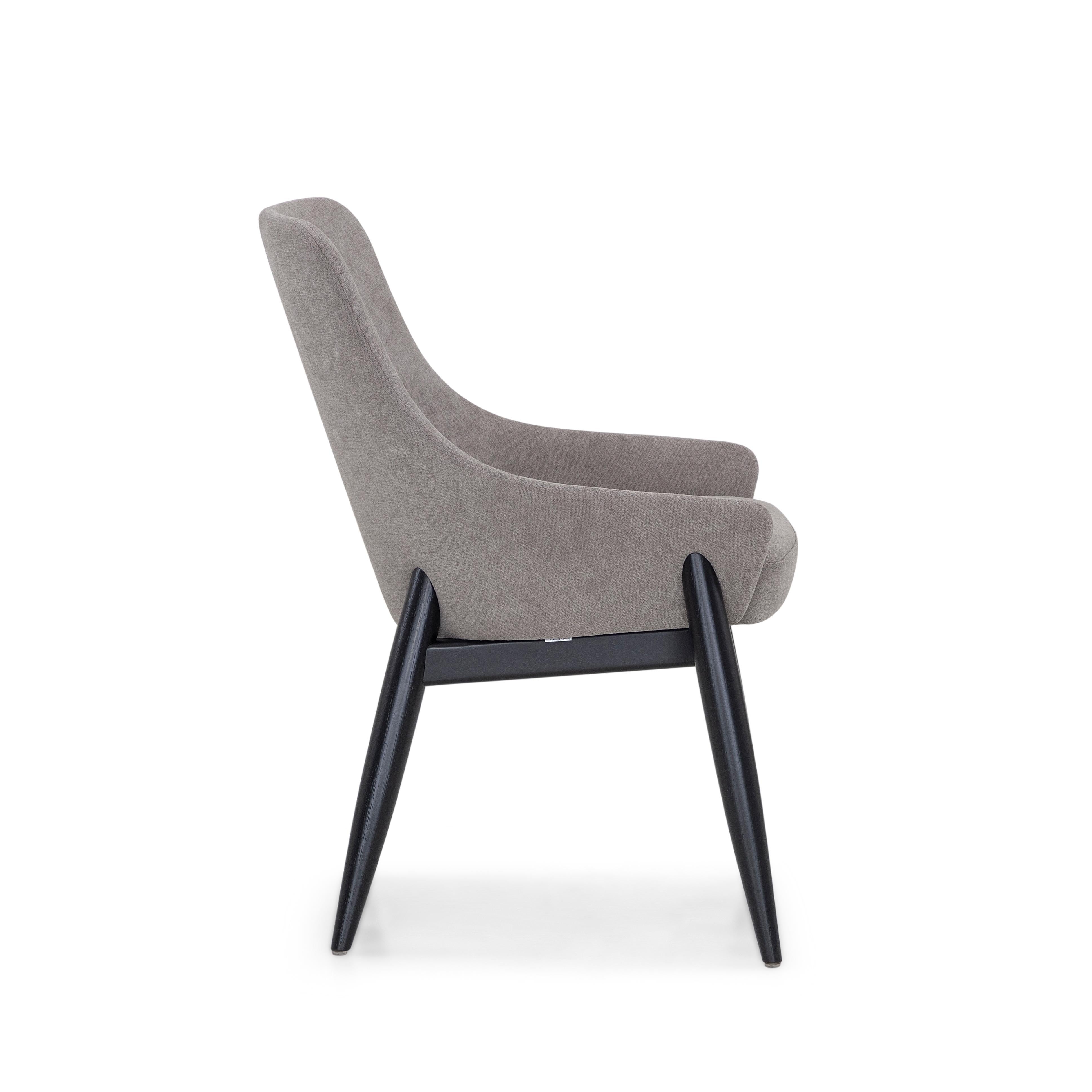 Élégante, sculpturale et très polyvalente, cette chaise de salle à manger Shell contemporaine présente une silhouette délicatement profilée qui allie confort et design moderne. *Veuillez vérifier la disponibilité avant l'achat.

Revêtue d'un tissu