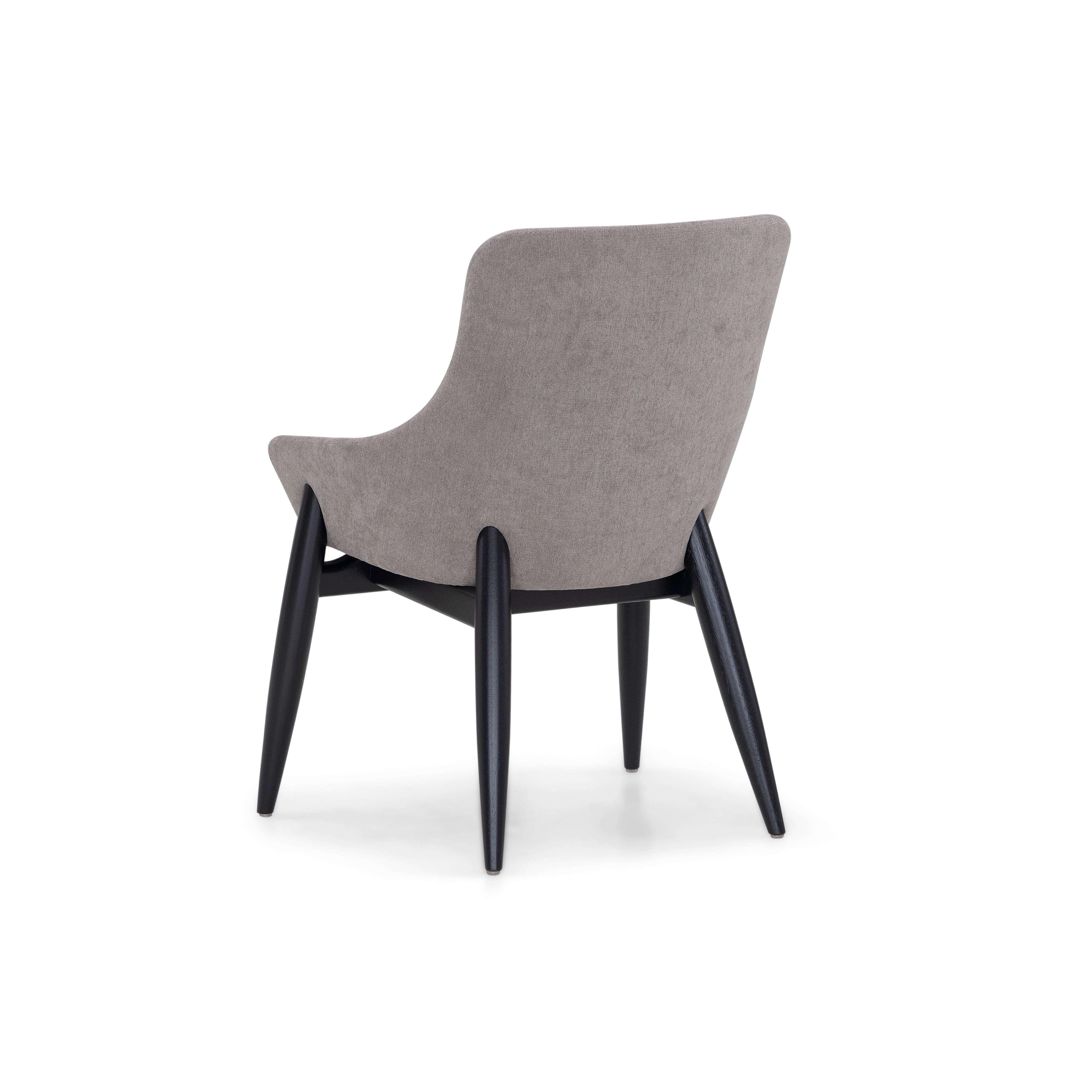 Brésilien Chaise de salle à manger à dossier incurvé en tissu gris et finition noire mate, Shell Line en vente