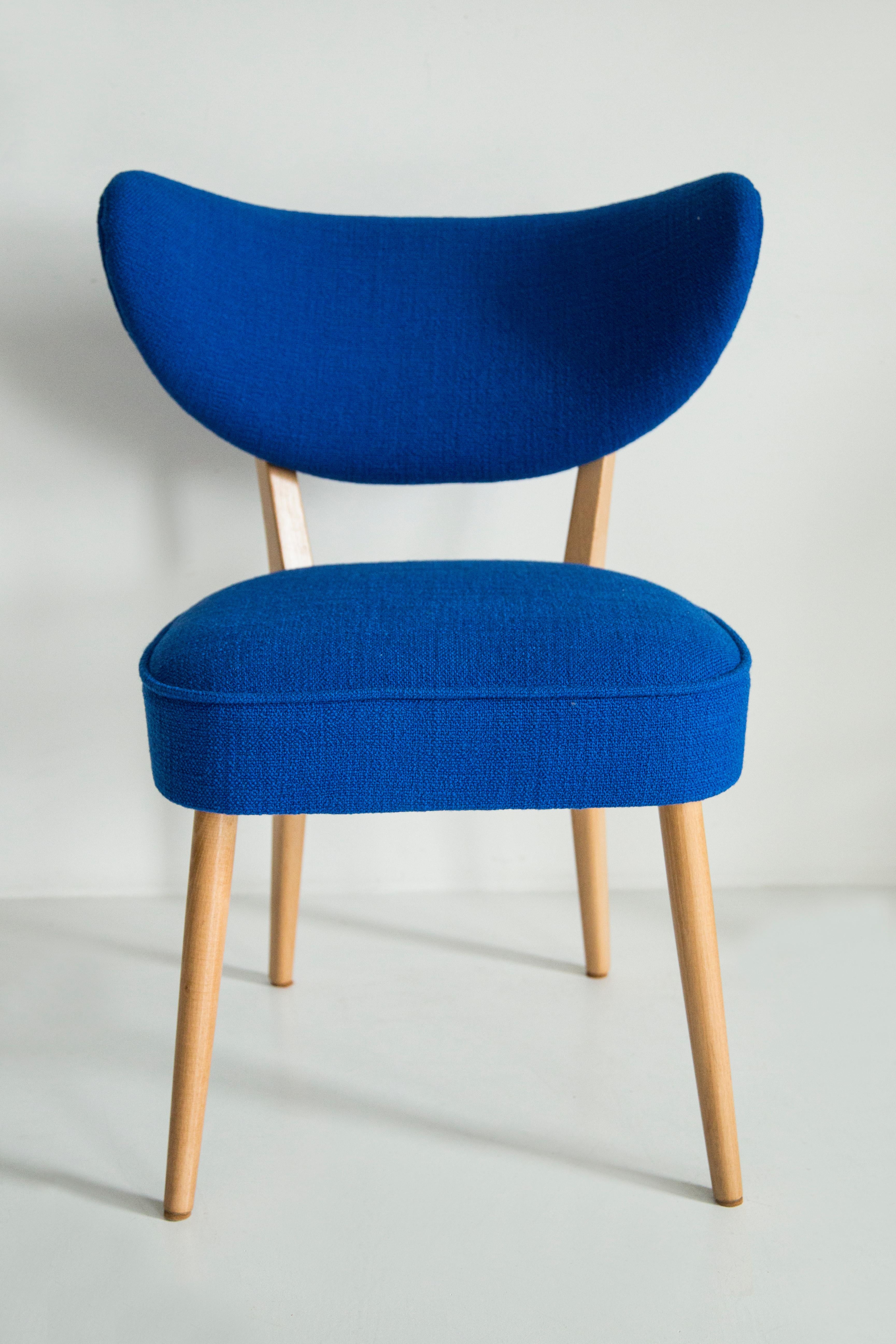 Sièges de salle à manger élastiques, très confortables et stables.
Il s'agit de chaises contemporaines inspirées du style des années 1960. 
Elles peuvent être utilisées comme fauteuils et chaises à manger. 

La chaise a été conçue par Vintola