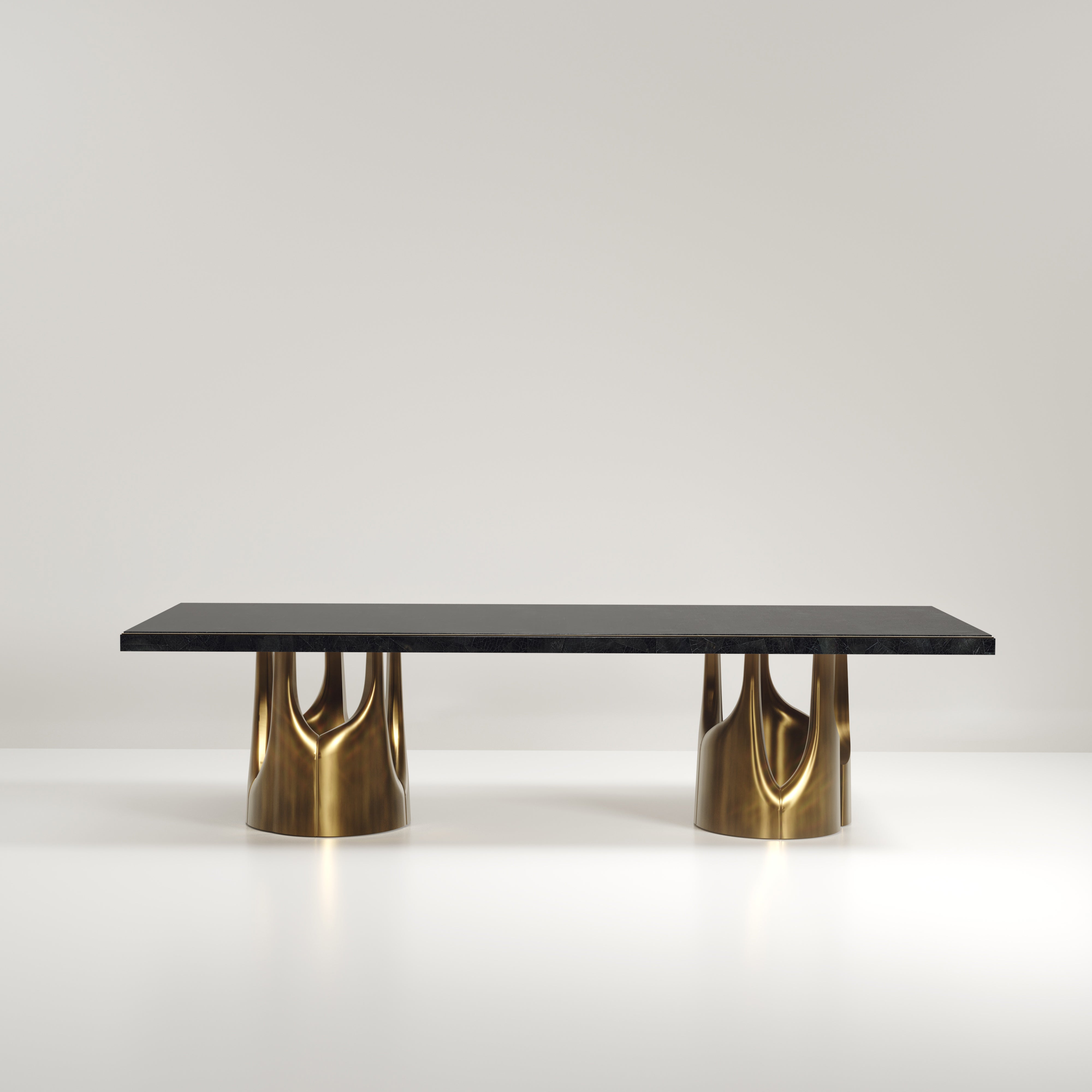 La table de salle à manger Triptych I de R&Y Augousti est une étonnante pièce sculpturale à multiples facettes. Les magnifiques détails gravés à la main sur la base en bronze-patine témoignent de l'incroyable travail artisanal d'Augousti. Le dessus