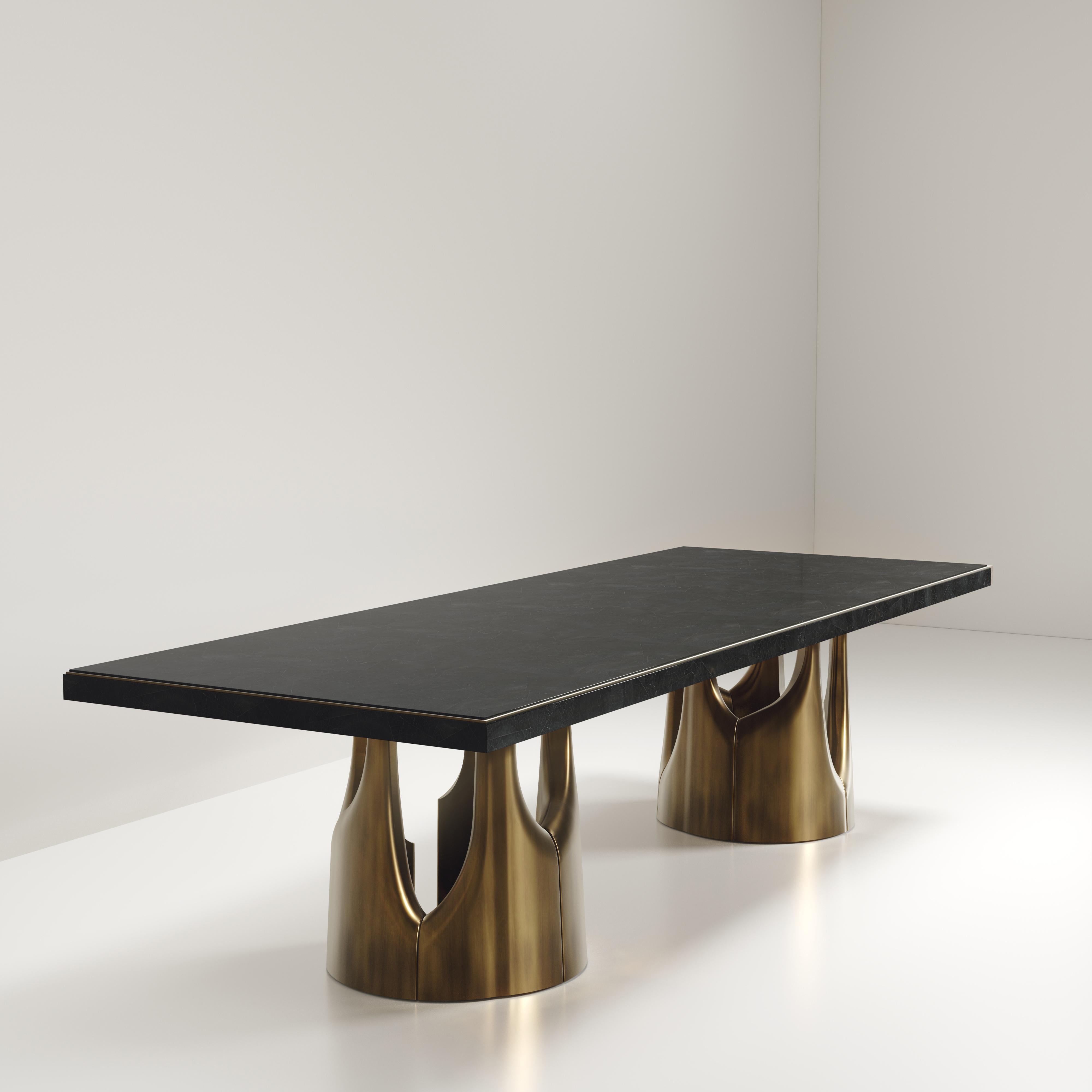 Français Table de salle à manger coquillage avec accents en bronze-patina et laiton de R&Y Augousti en vente