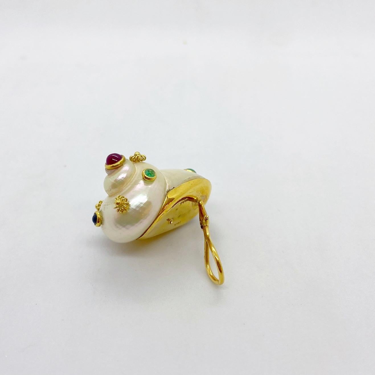 Shell Ear Clips with 18 Karat Yellow Gold, Ruby, Emerald and Sapphire In New Condition For Sale In New York, NY