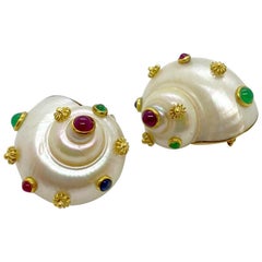 Clips d'oreilles coquillage en or jaune 18 carats, rubis, émeraudes et saphirs