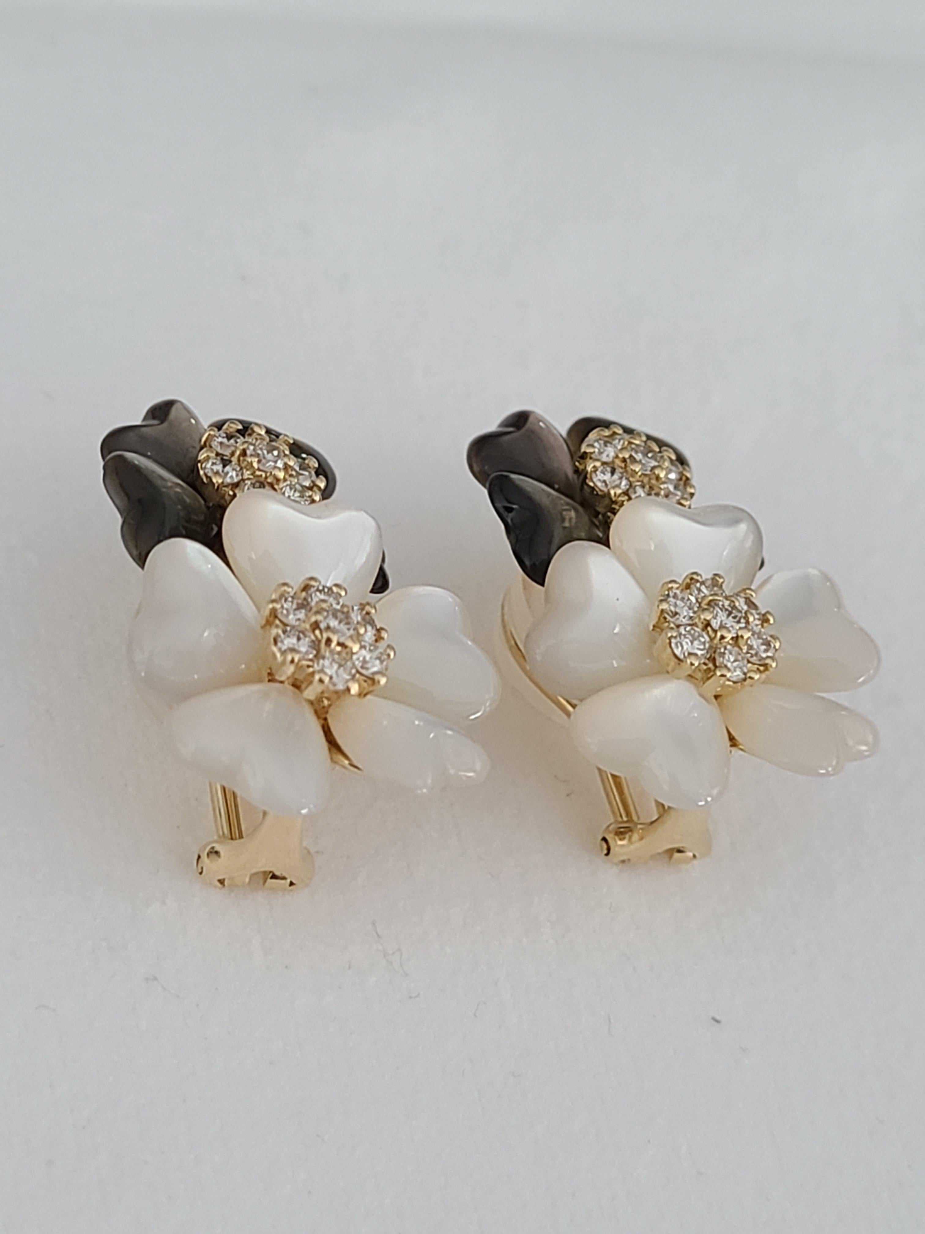 Shell Earrings Set in 18 Karat Gold with Diamonds In New Condition For Sale In Hong Kong, HK