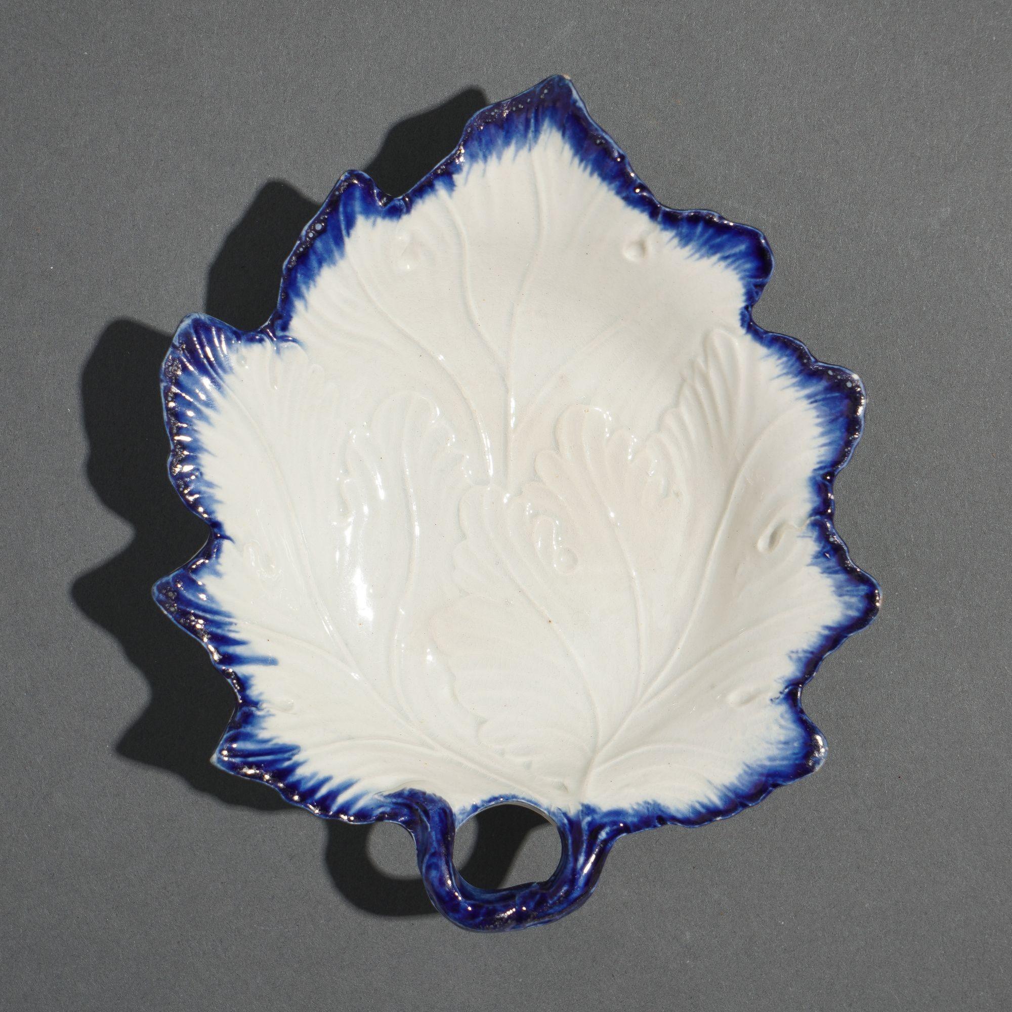British Shell edge pearlware grape leaf condiment dish, c. 1820 For Sale