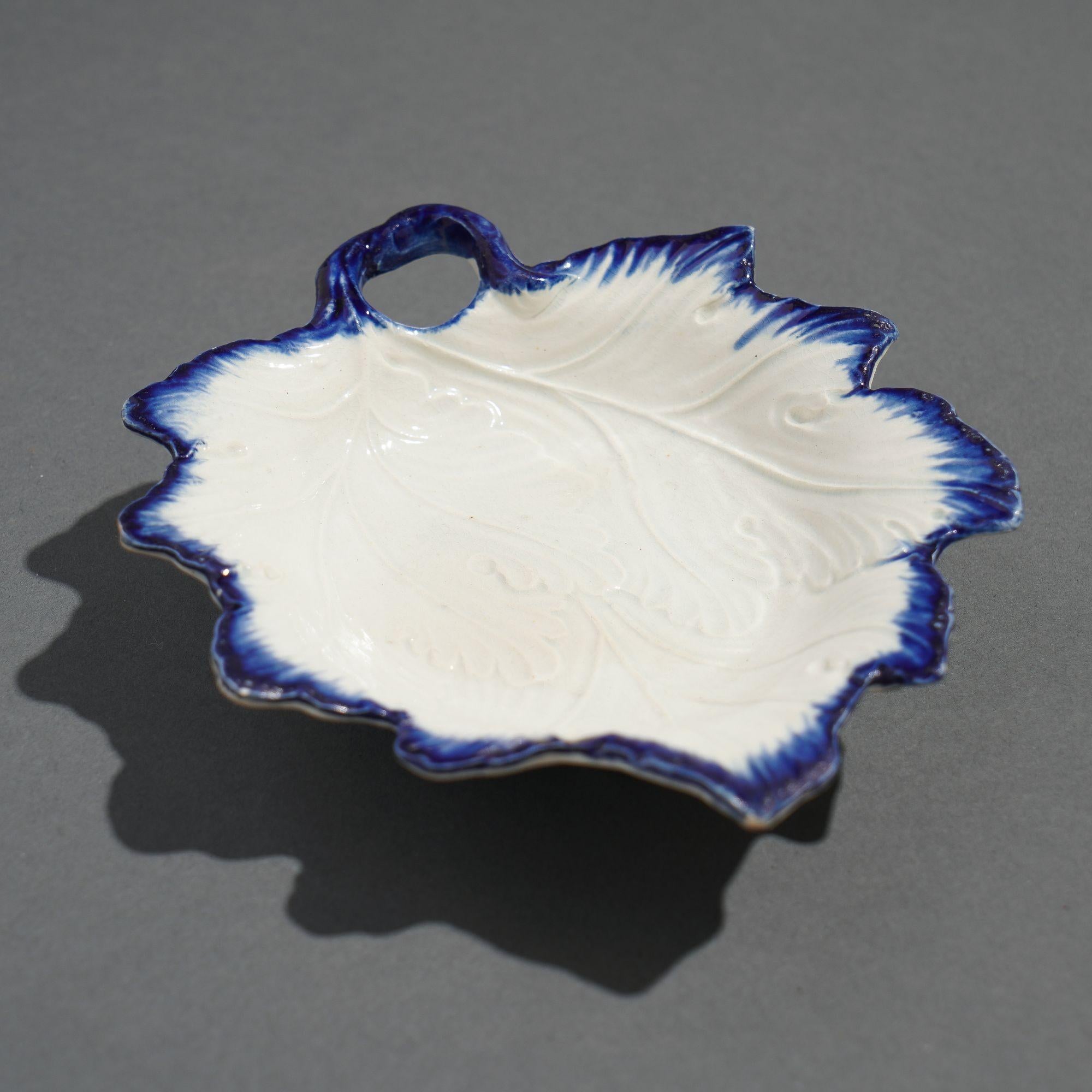 Shell edge pearlware grape leaf condiment dish, c. 1820 In Good Condition For Sale In Kenilworth, IL