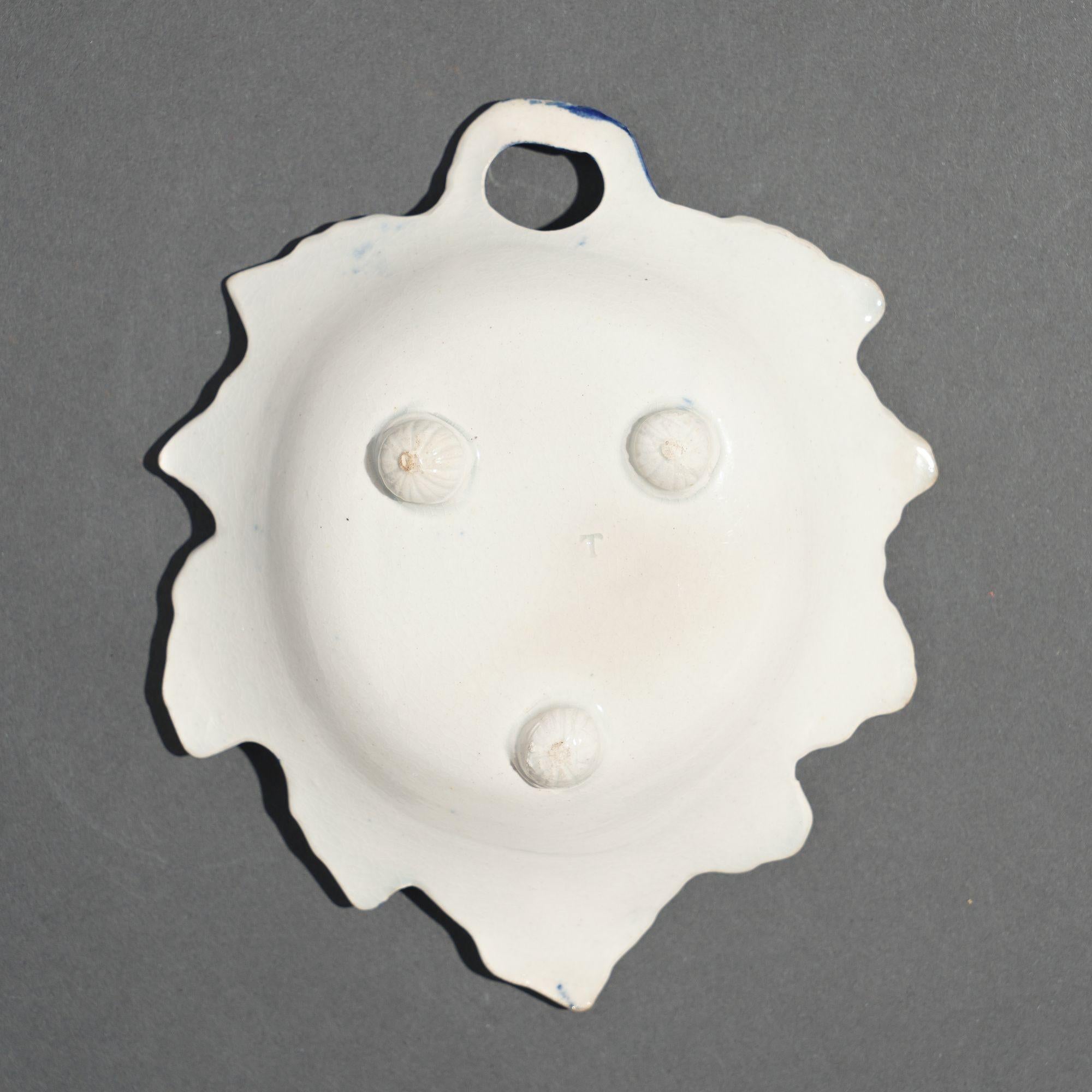 Shell edge pearlware grape leaf condiment dish, c. 1820 For Sale 1
