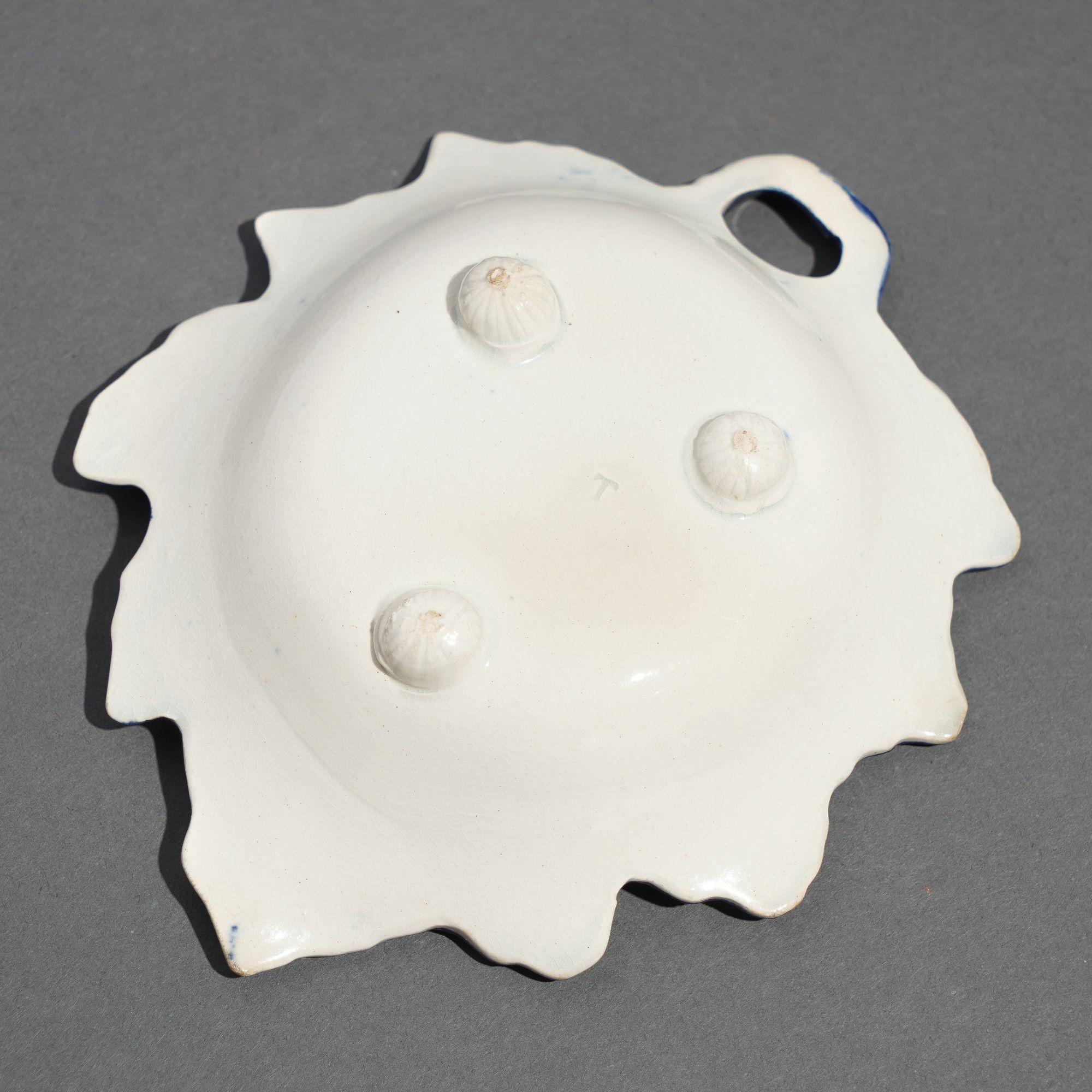 Shell edge pearlware grape leaf condiment dish, c. 1820 For Sale 2