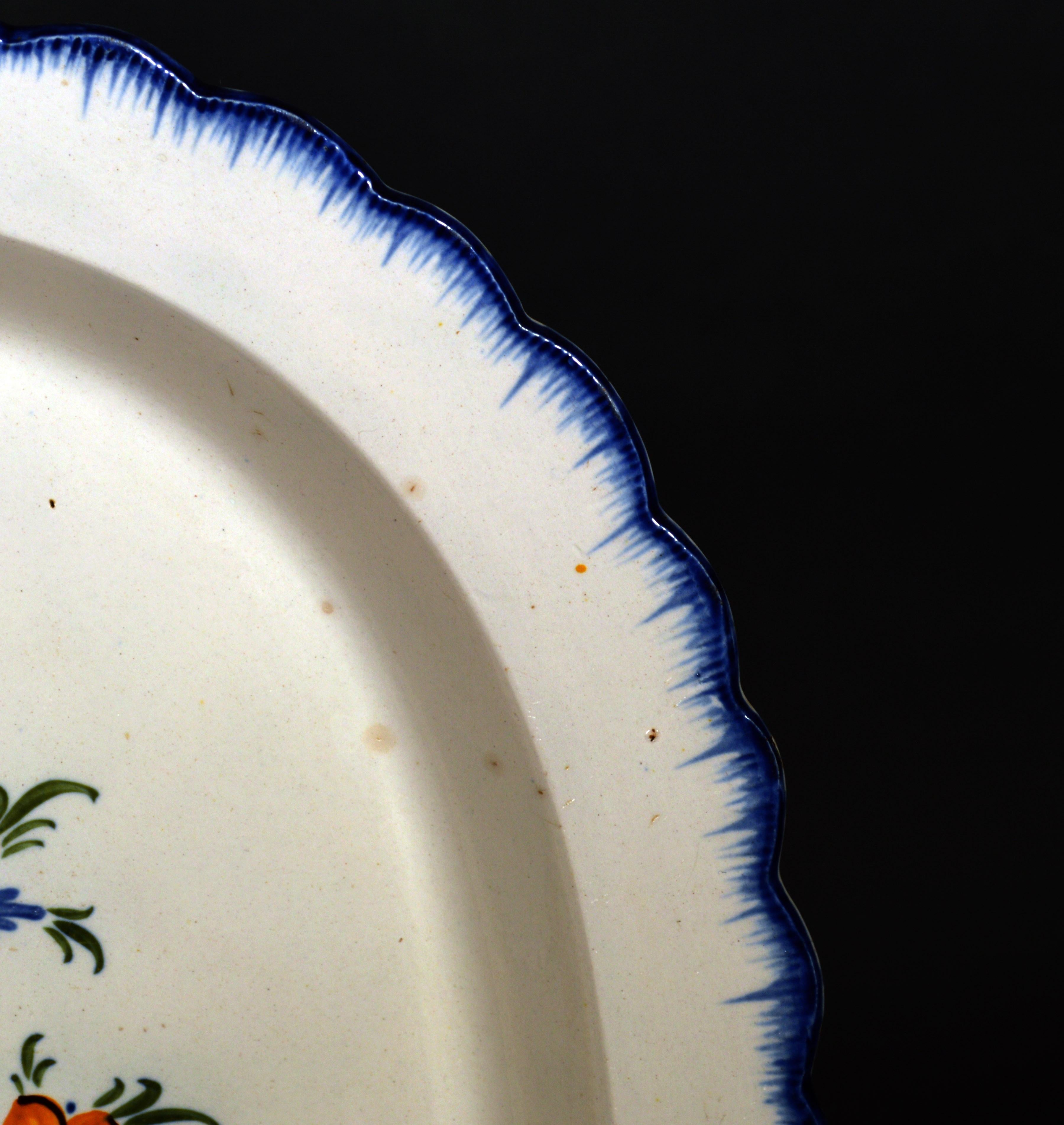 Anglais Large à bordures en forme de coquille  Prattware Plat ovale peint avec une urne de fleurs en vente