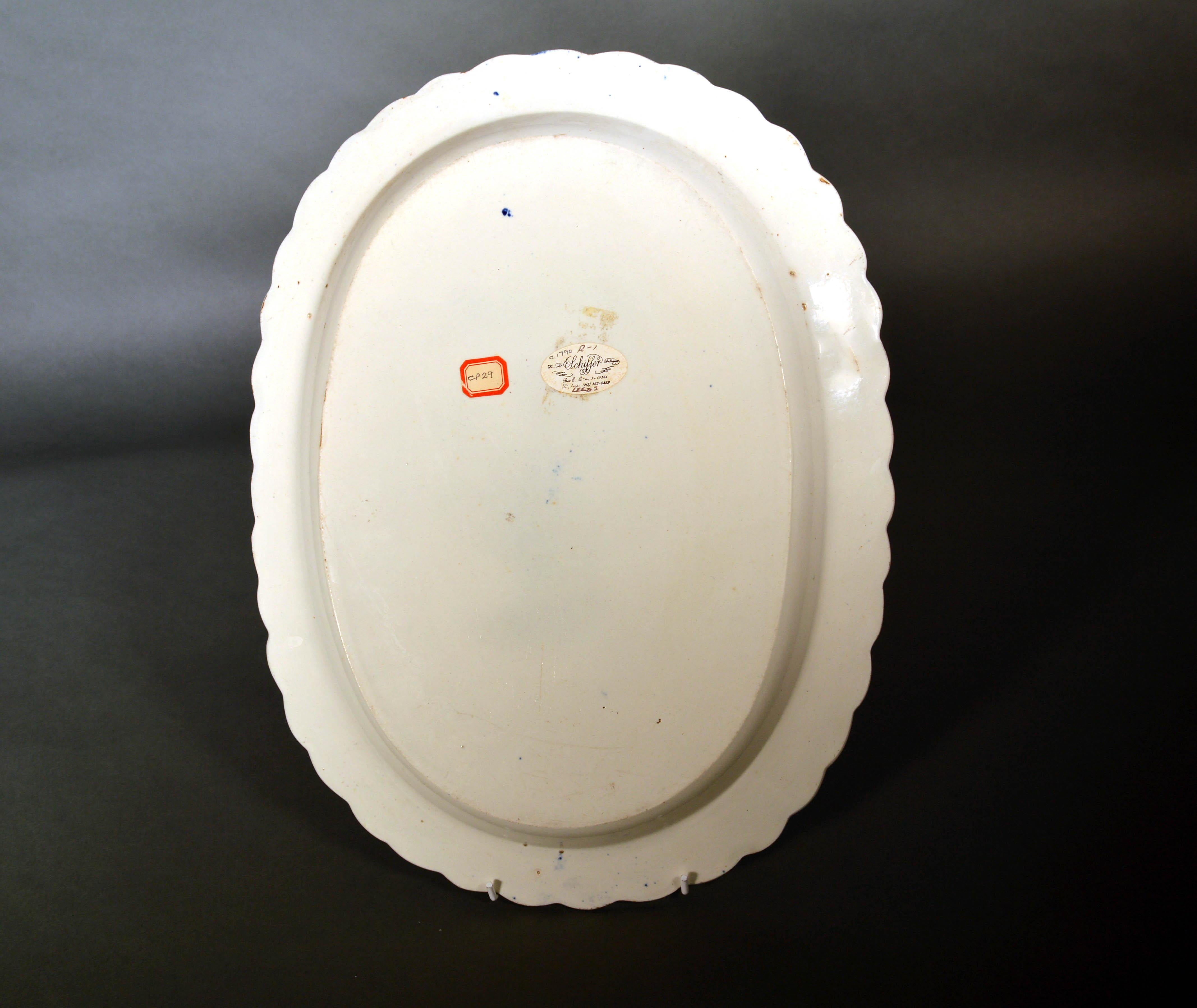 XIXe siècle Large à bordures en forme de coquille  Prattware Plat ovale peint avec une urne de fleurs en vente