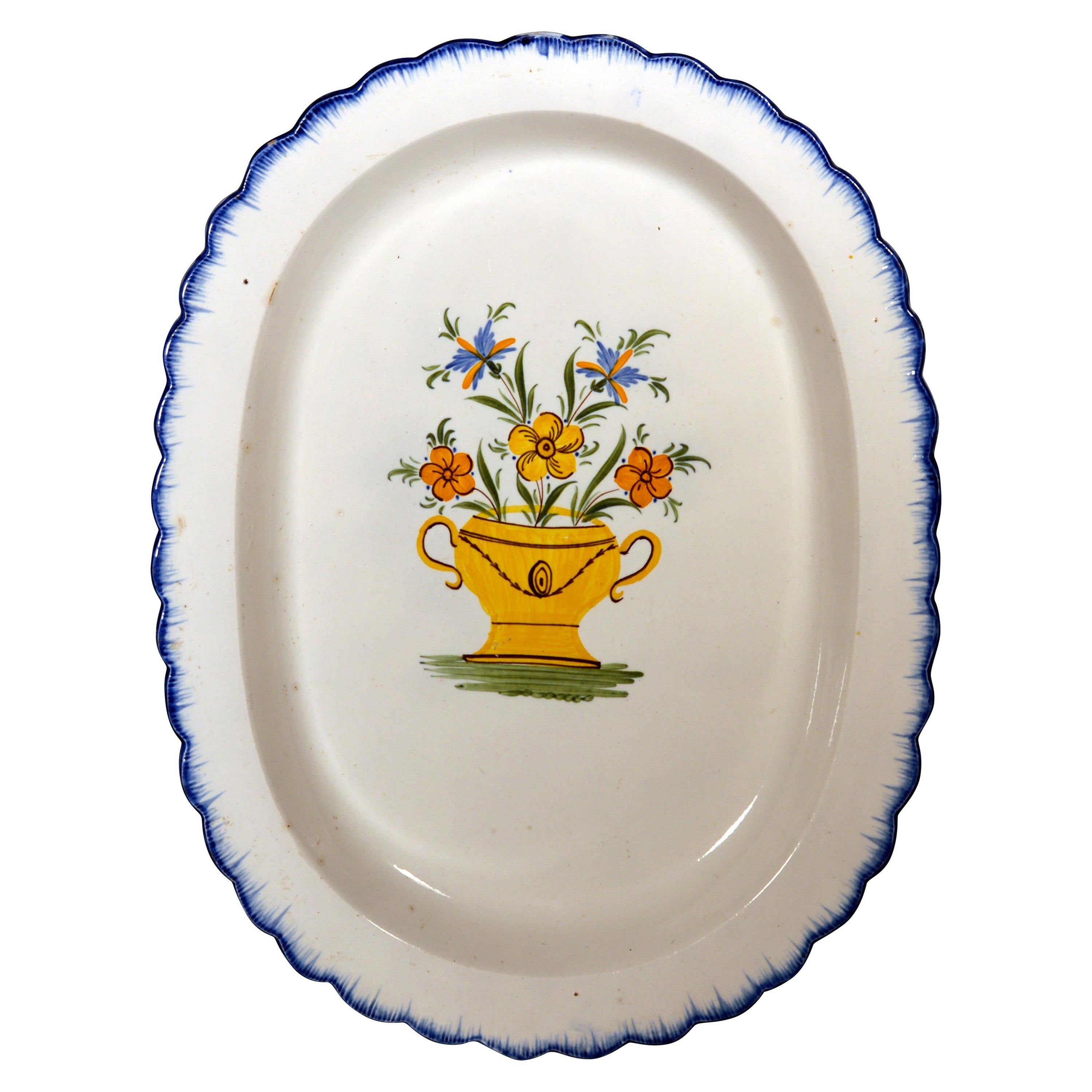 Muschelköpfig Groß  Ovale Prattware-Schale aus Prattware, bemalt mit einer Blumenurne