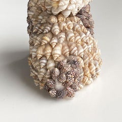 Figurita de gato con incrustaciones de concha