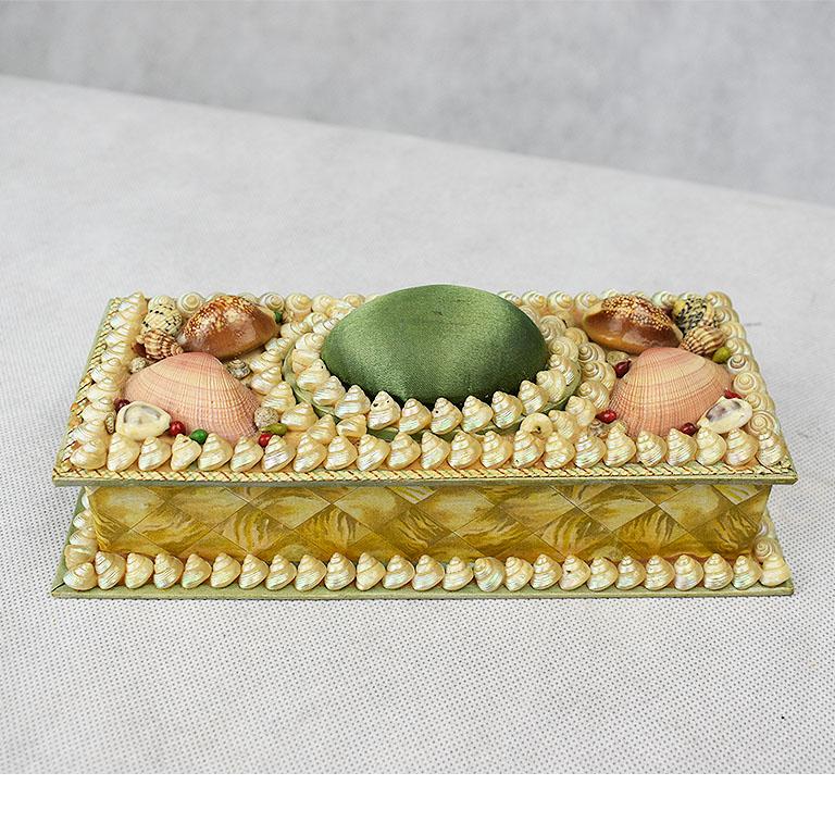 Artisanat Boîte Keepsake rectangulaire incrustée de coquillages avec couvercle en soie verte en vente